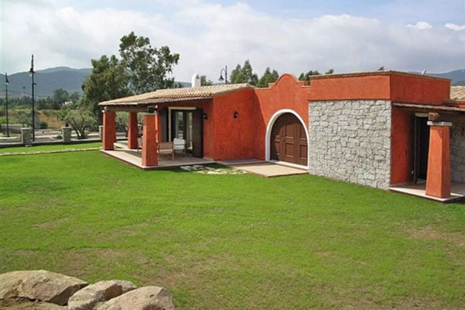 Row bungalows an der Costa Rei-San Pietro Villa 4/6 pers Unifamiliare con piscina comune-Außenbereich Sommer