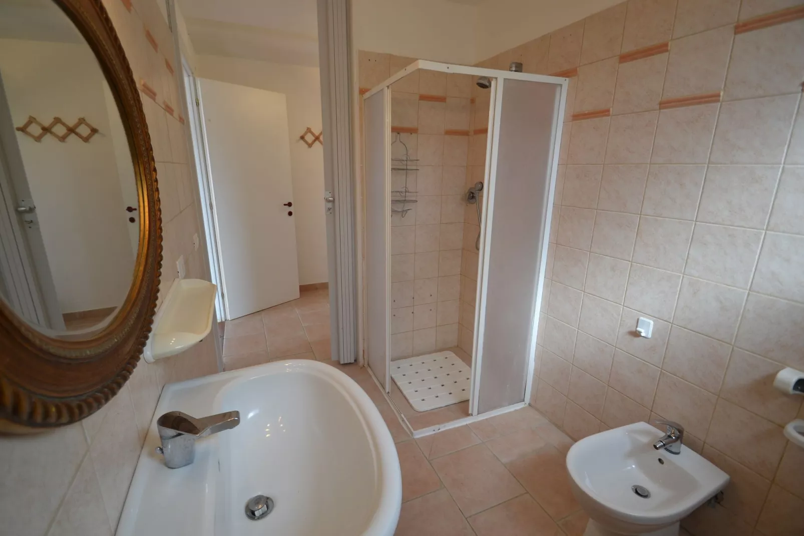 Lidia-Bathroom