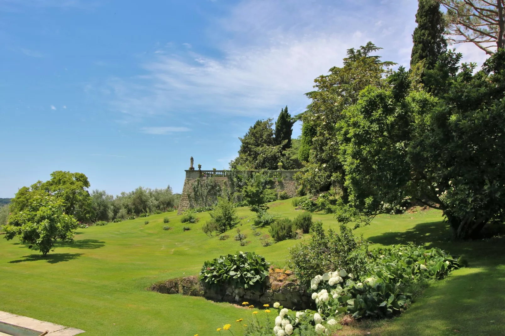 Villa Manziana-Gärten Sommer