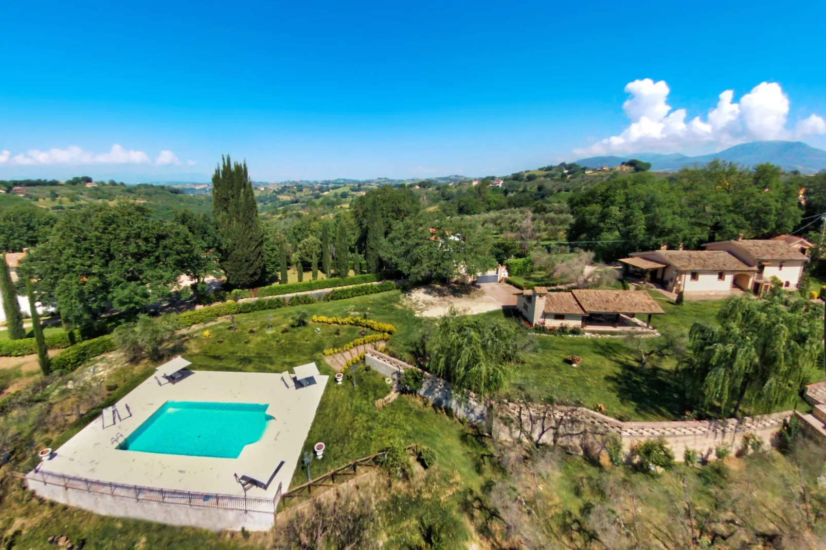 Pino-Exterior summer