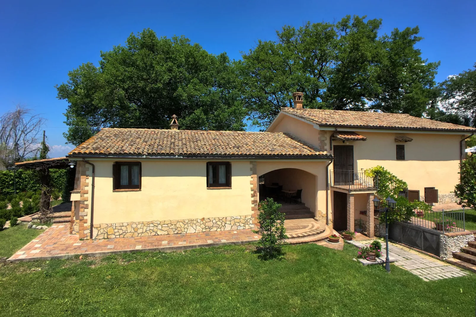 Pino-Exterior summer
