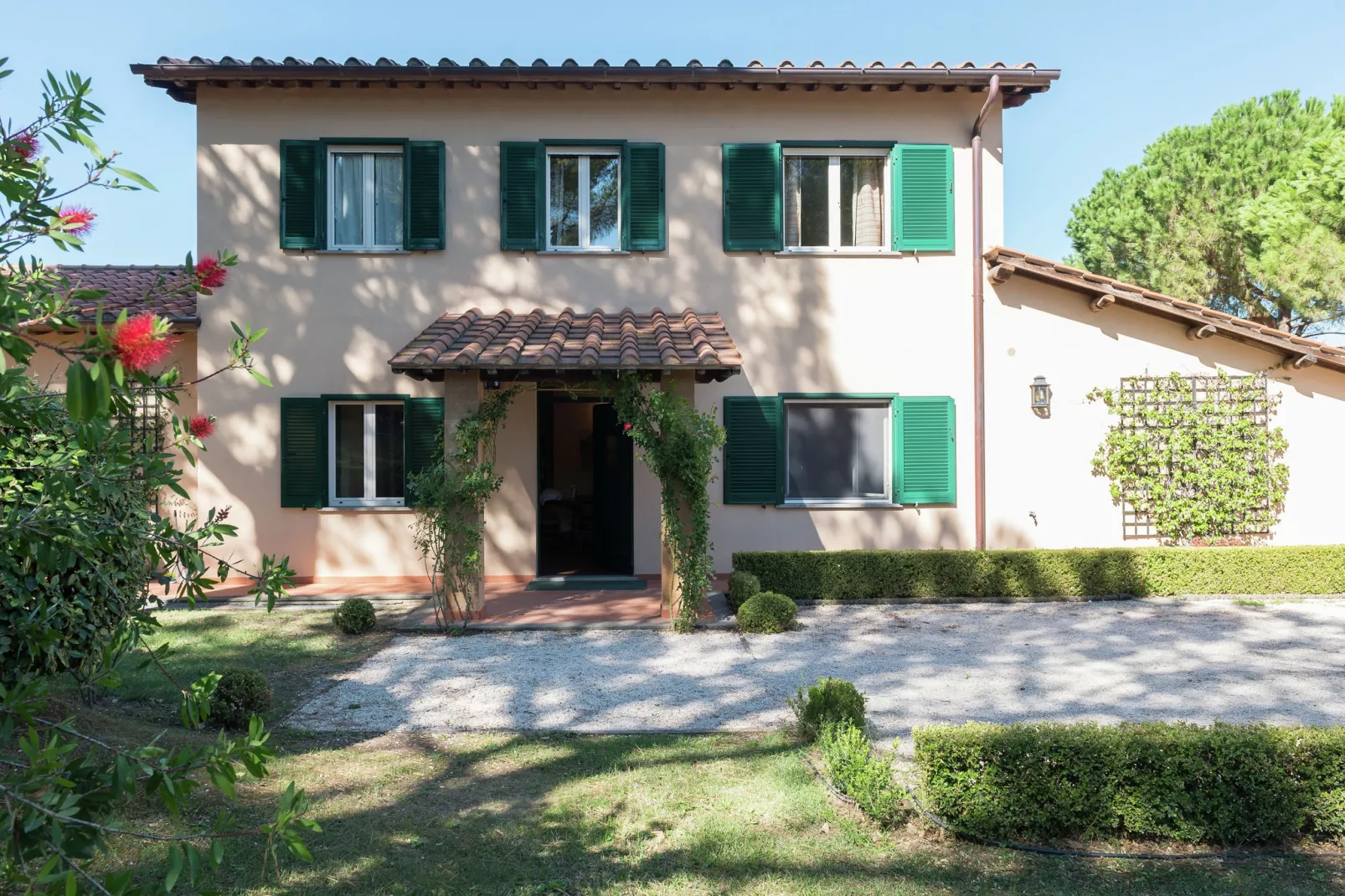 Villa Laurentia-Exterior summer