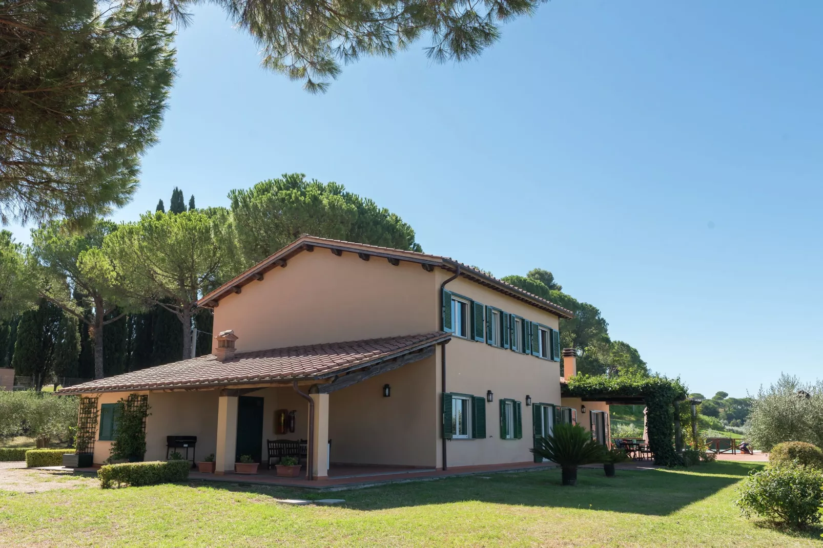 Villa Laurentia-Exterior summer