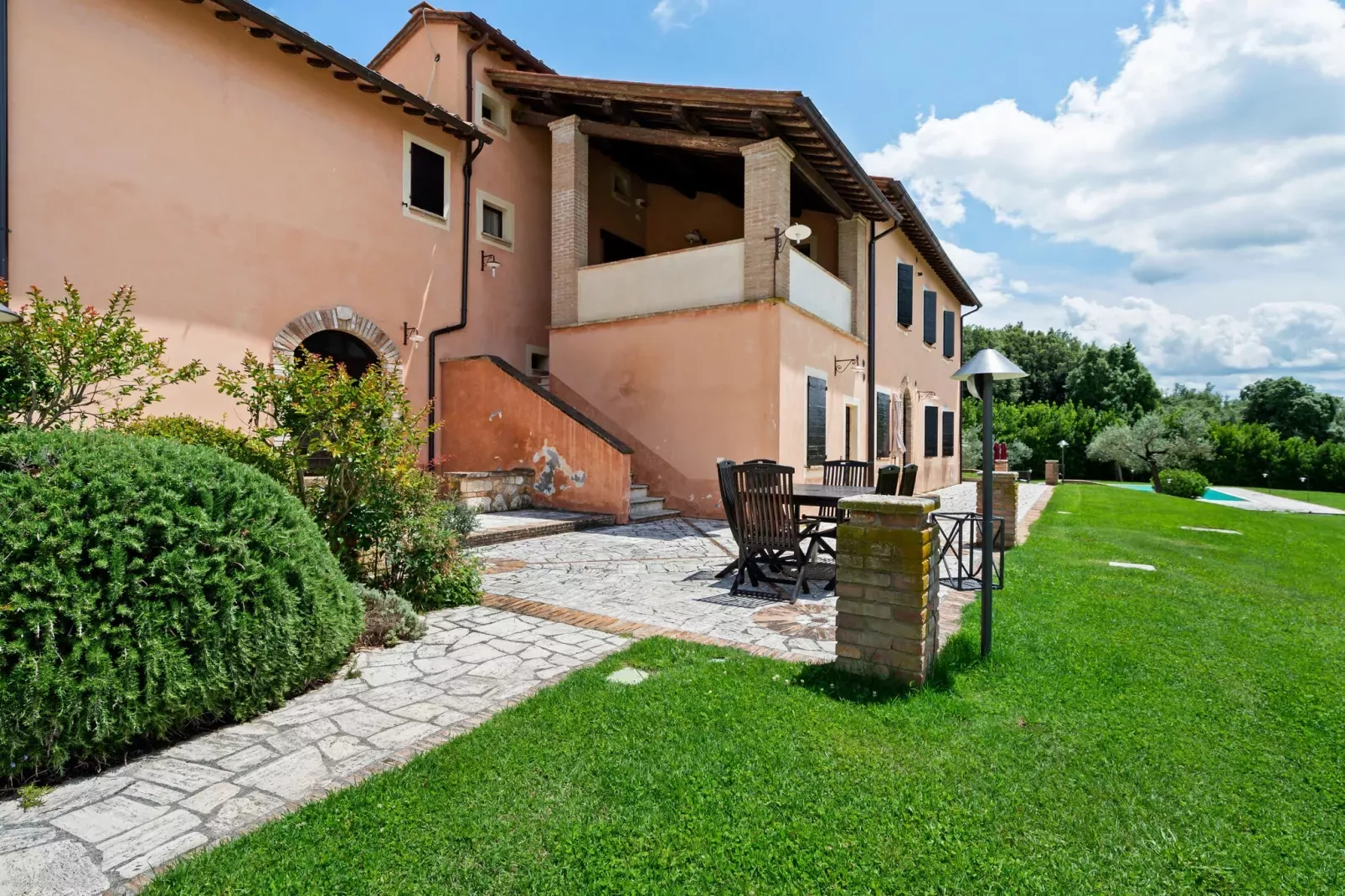 La Farnia-Exterior summer