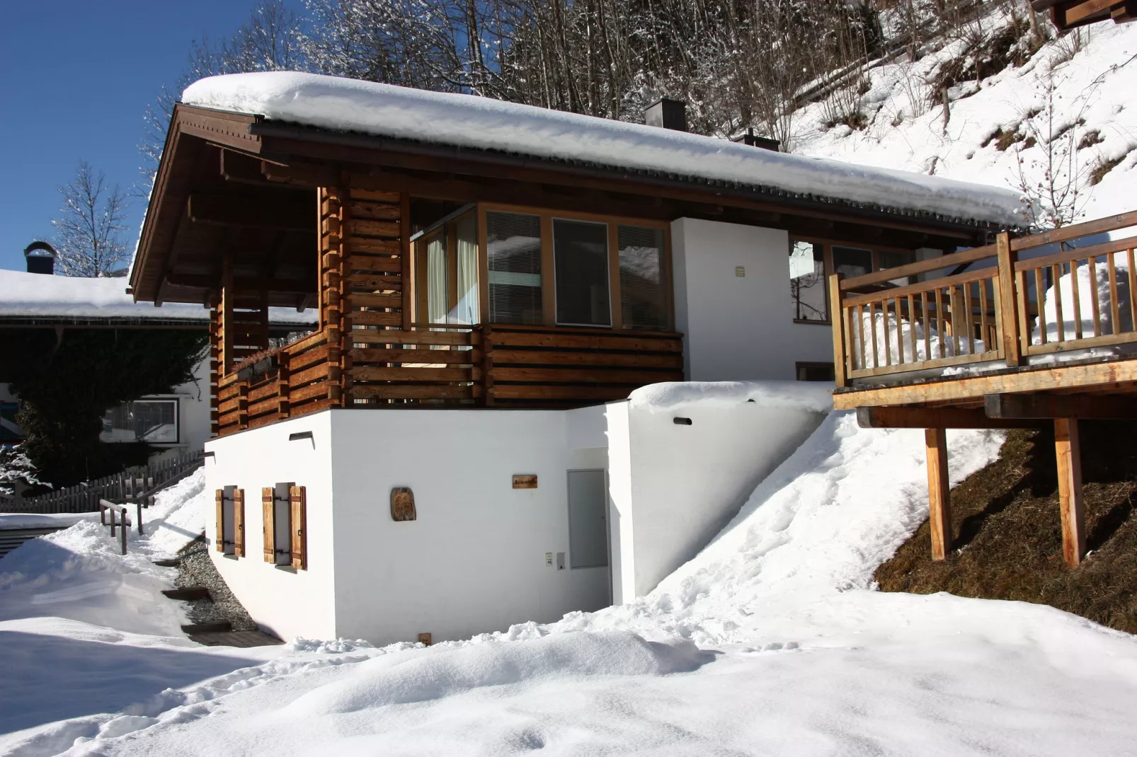 Chalets im Wald-Exterior in winter