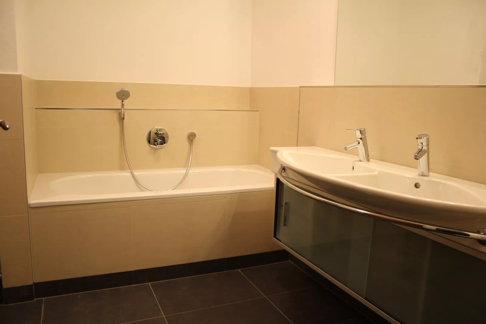 Apartment Residenz Drei Berge-Bathroom