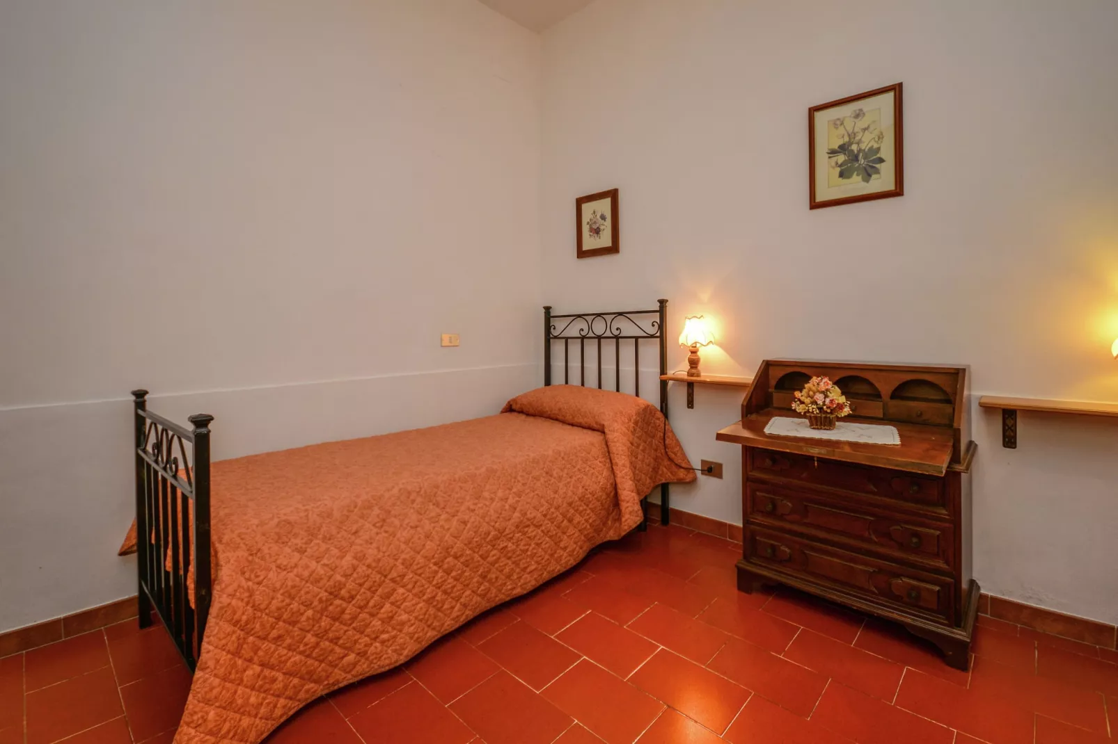 Casa Fiori - I Geranei-Bedroom