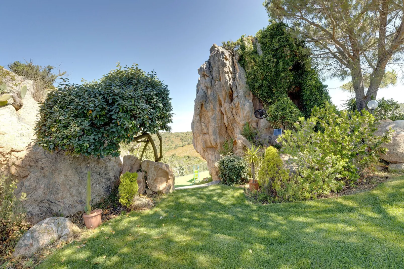 LA LICCIOLA-Gardens summer