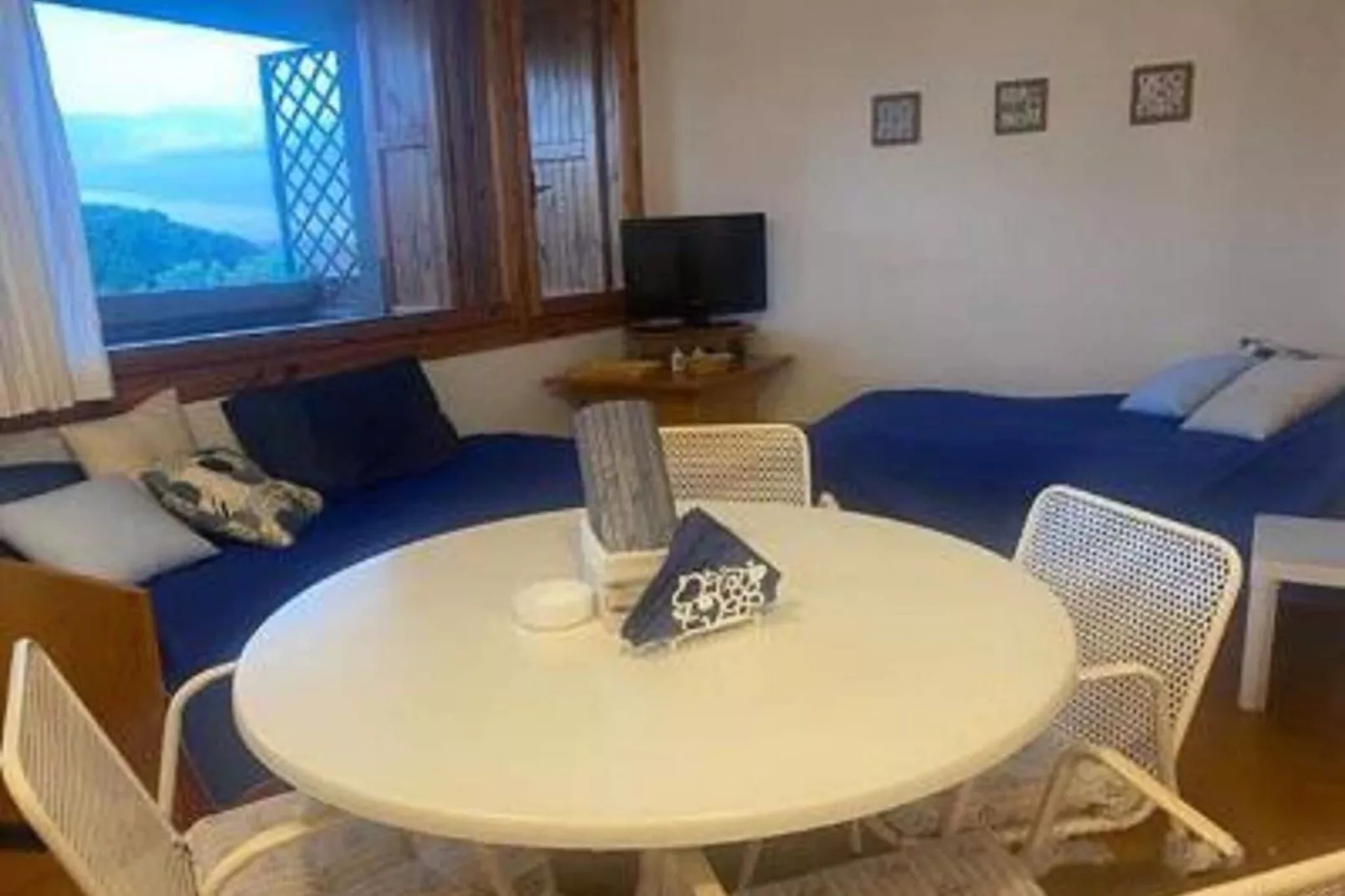 Cugnana Verde Bilo 4-Living room