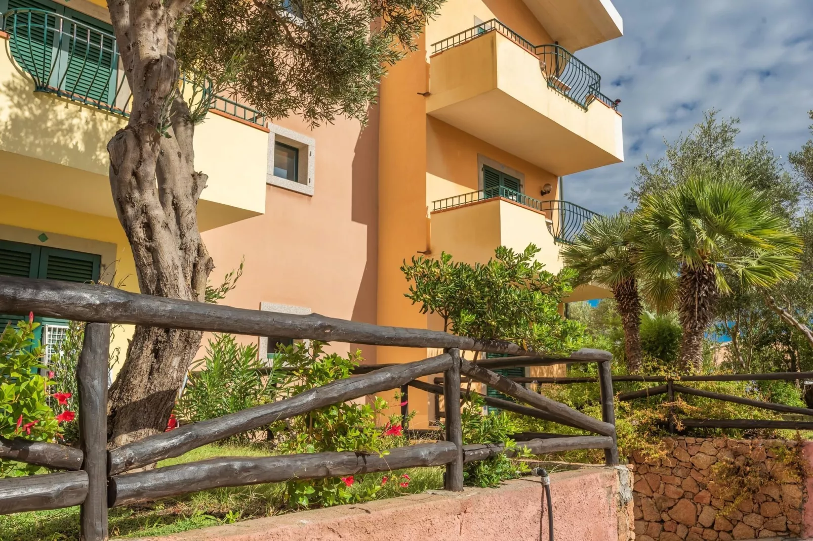 Mirti Bianchi Bilo-Exterior summer