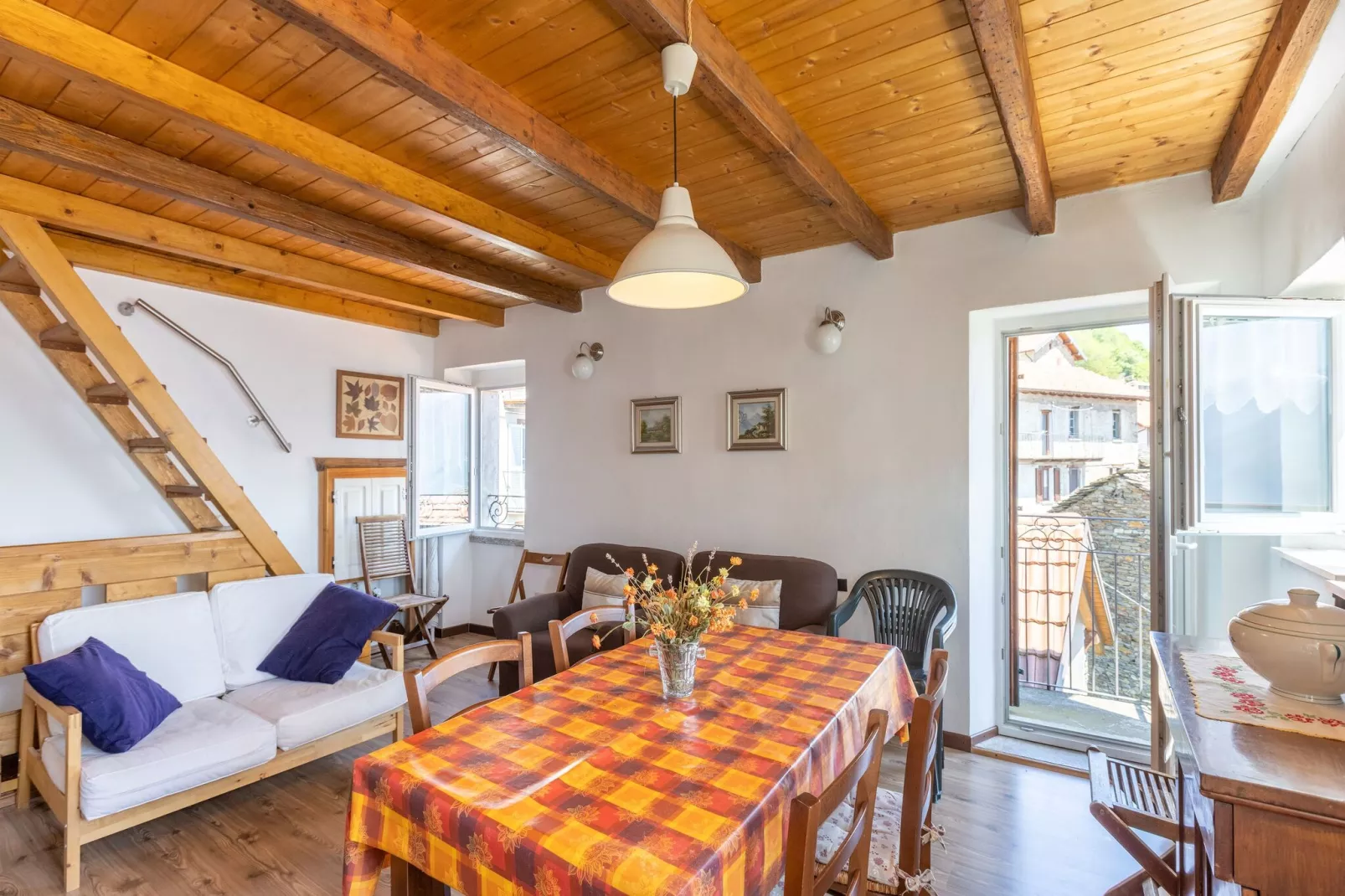 Casa Paeset-Dining room