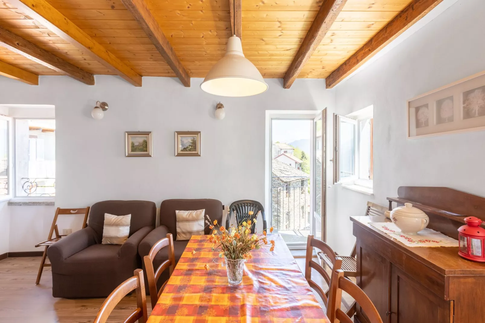 Casa Paeset-Dining room