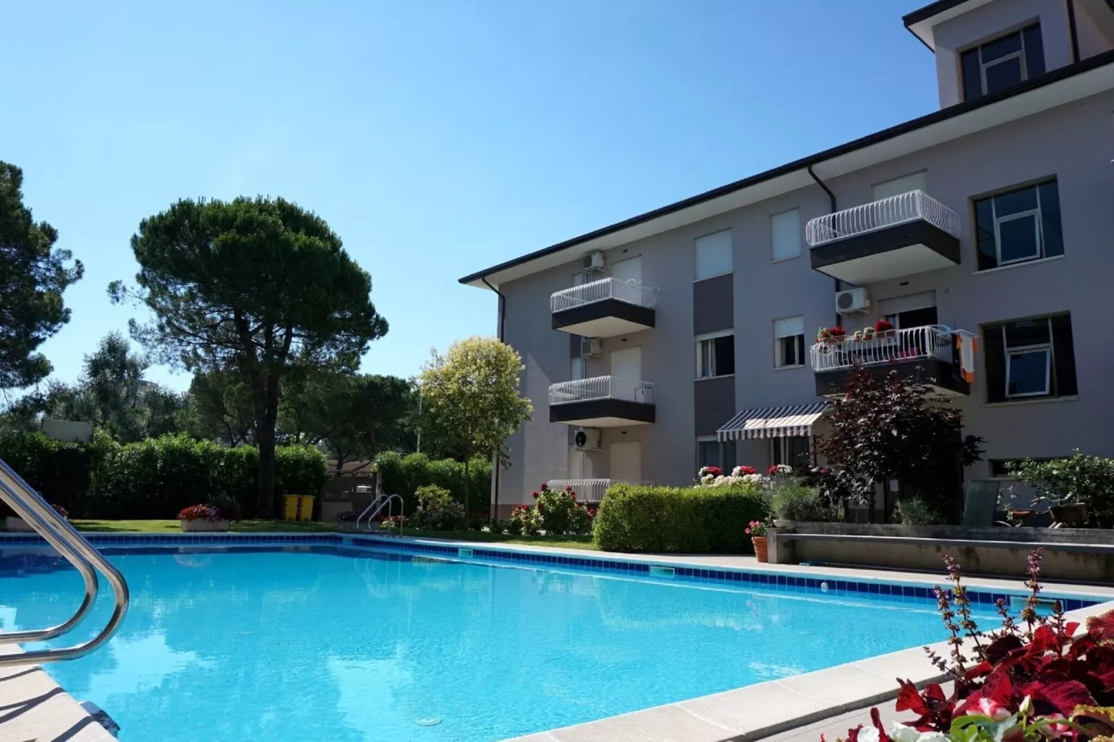 RAFFAELLO 1 int 3 tipo C  con piscina-Piscine