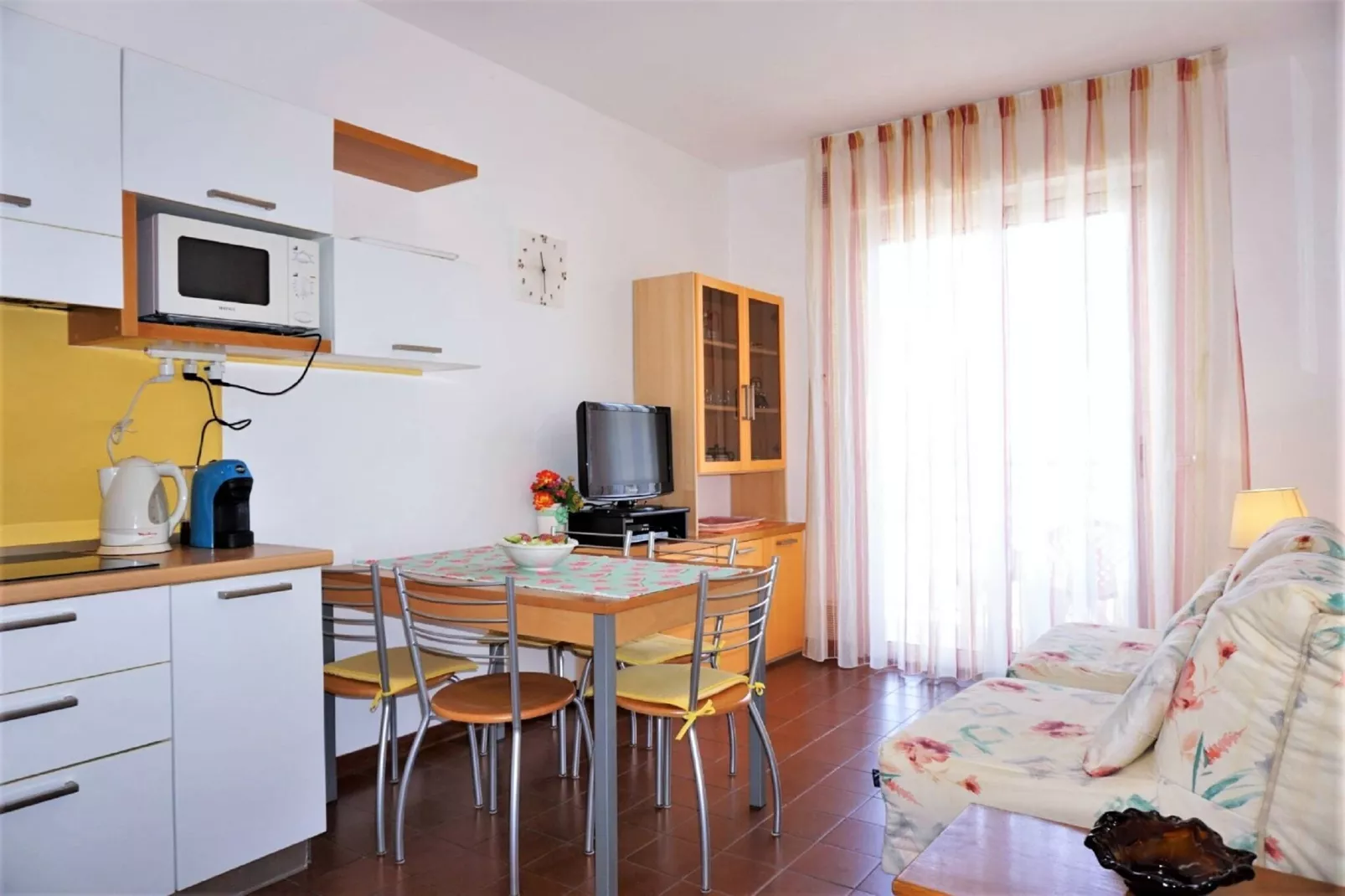 Bora 16H-Living room