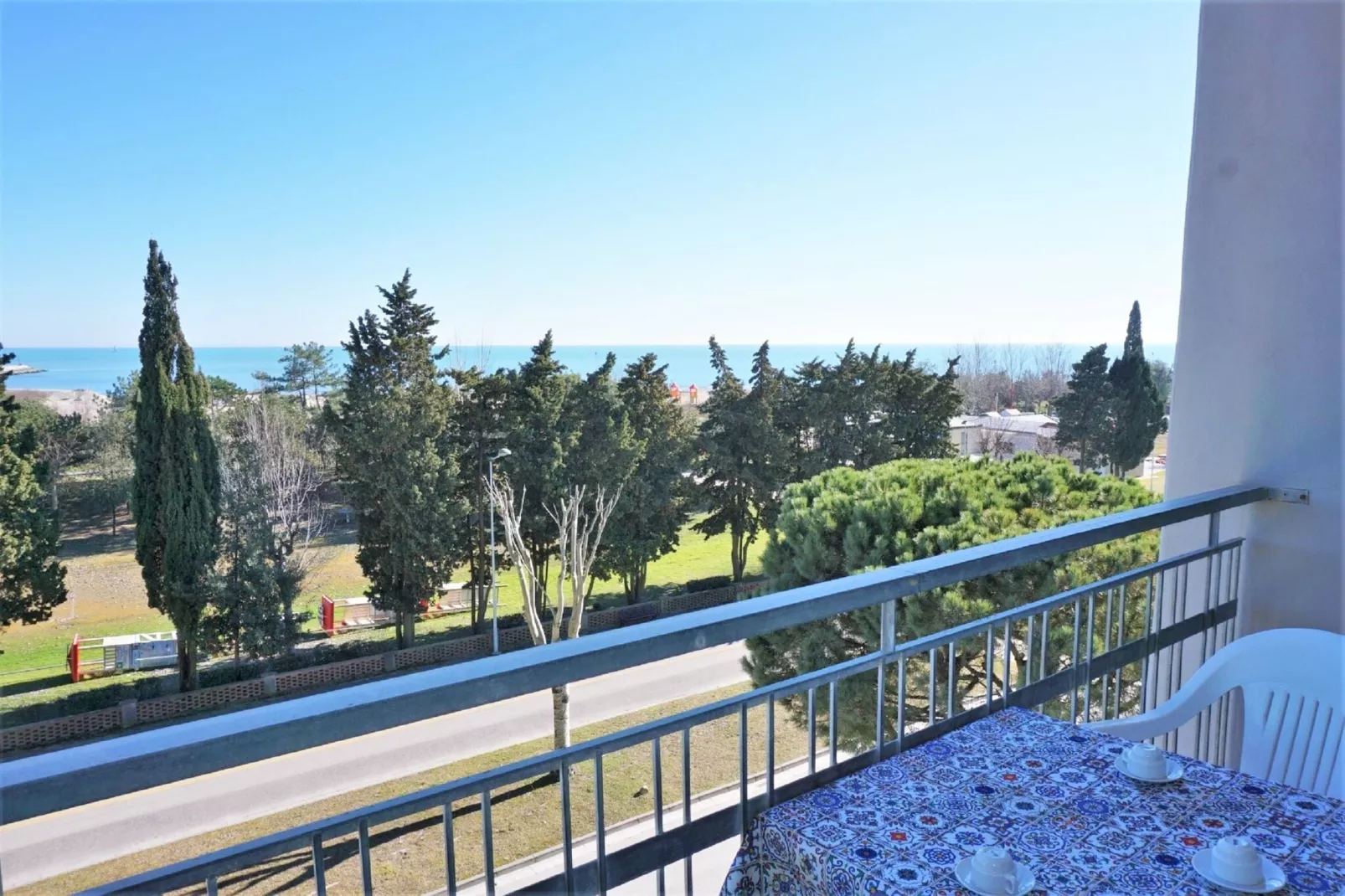Bora 12C-Terrassenbalkon