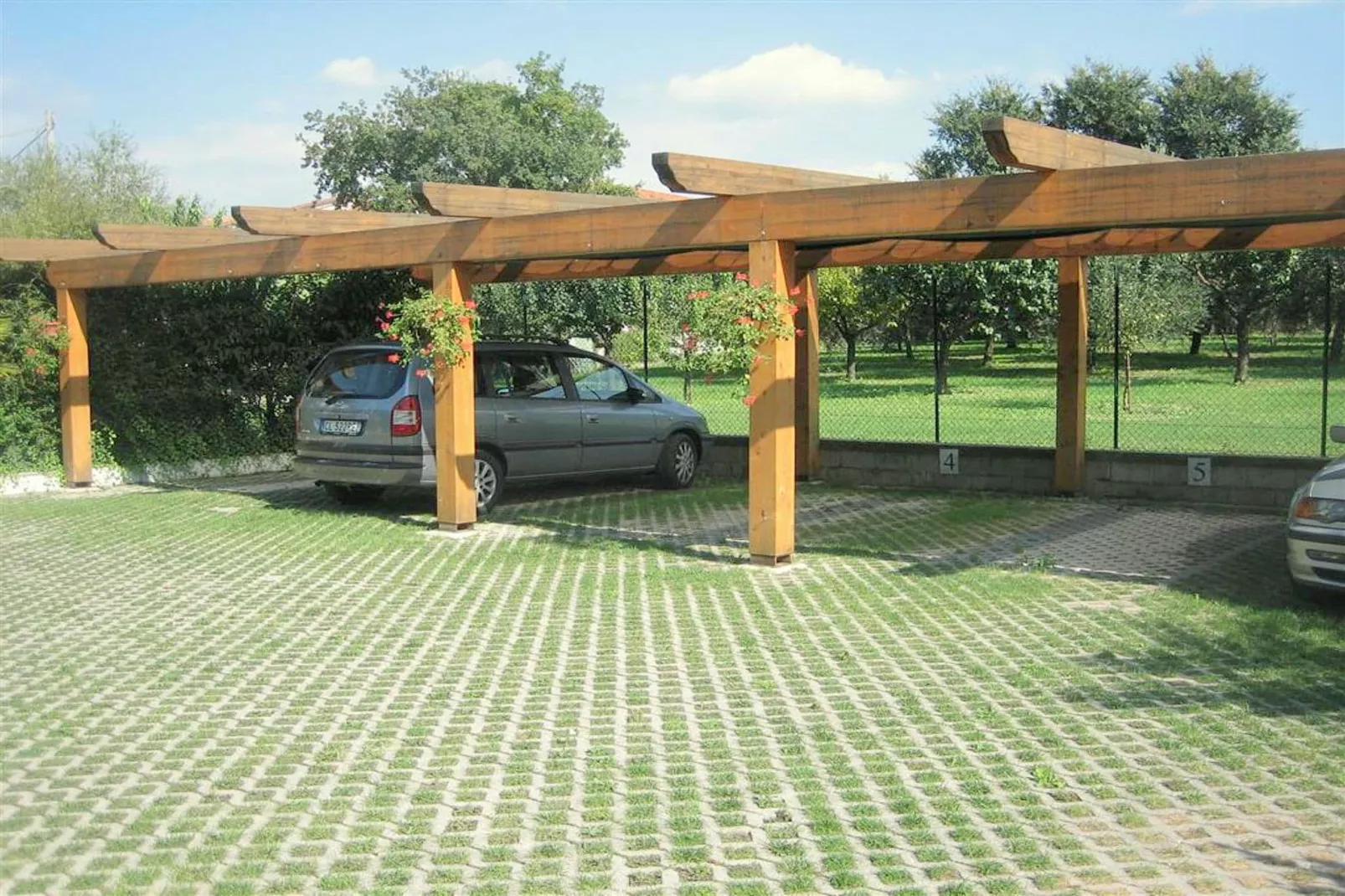 Argentina Uno-Facilities