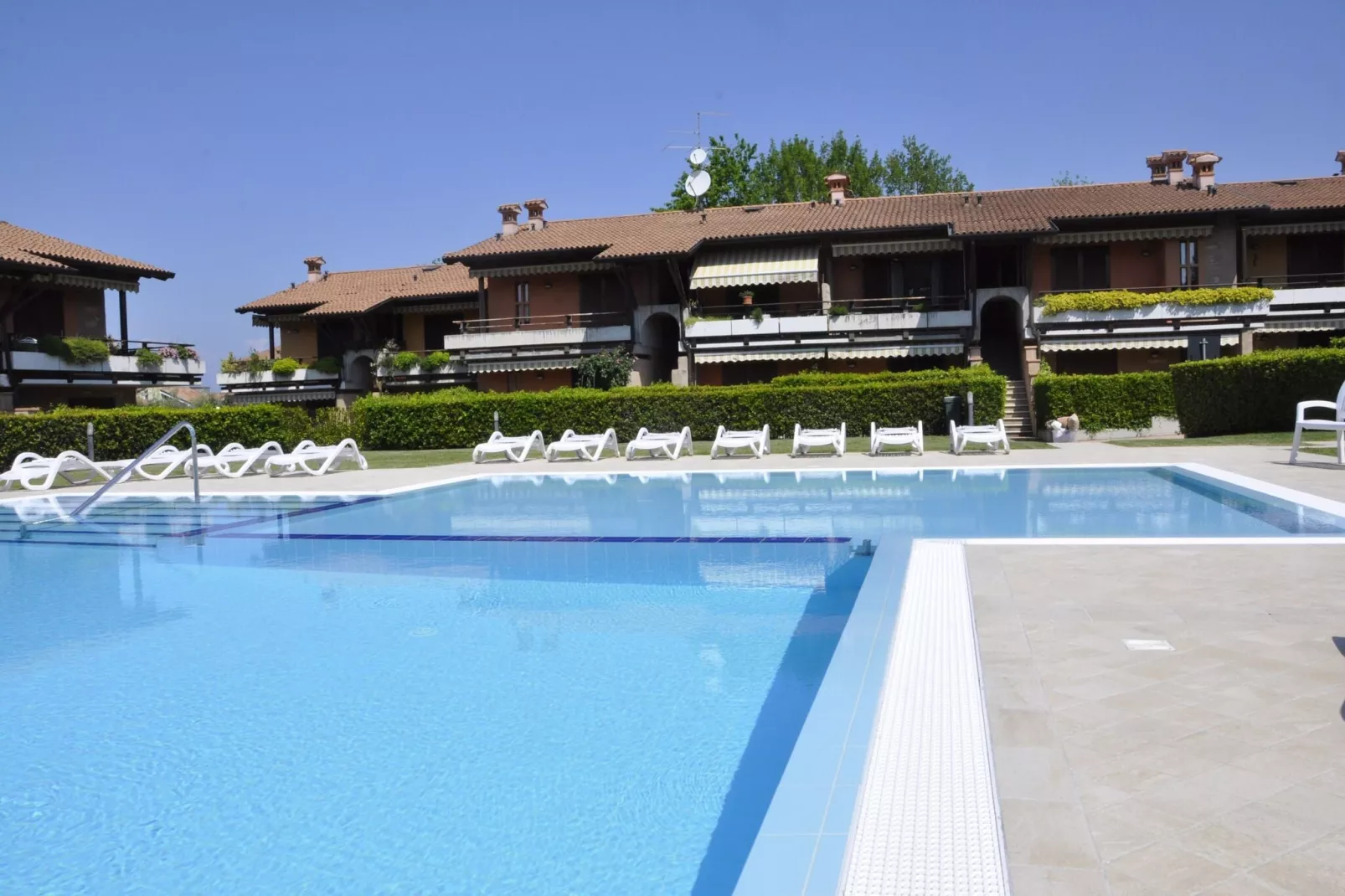 Casara Elle Otto-Exterior summer