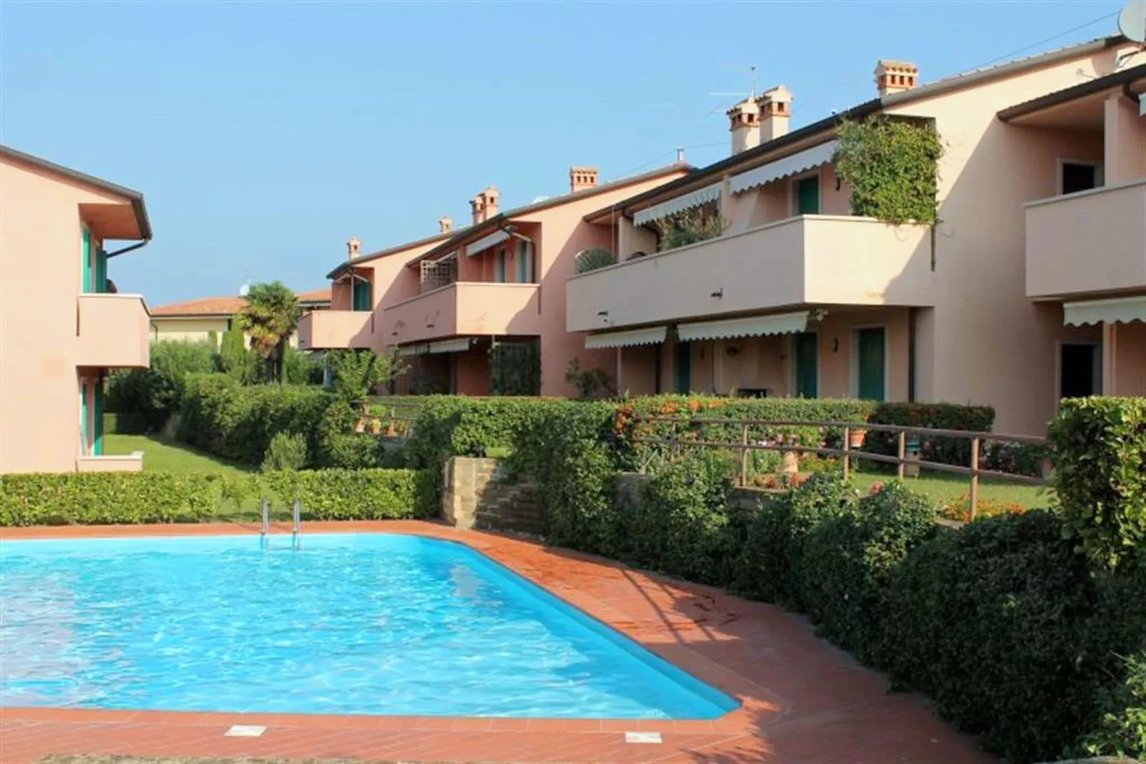 Garden A Tre-Exterior summer
