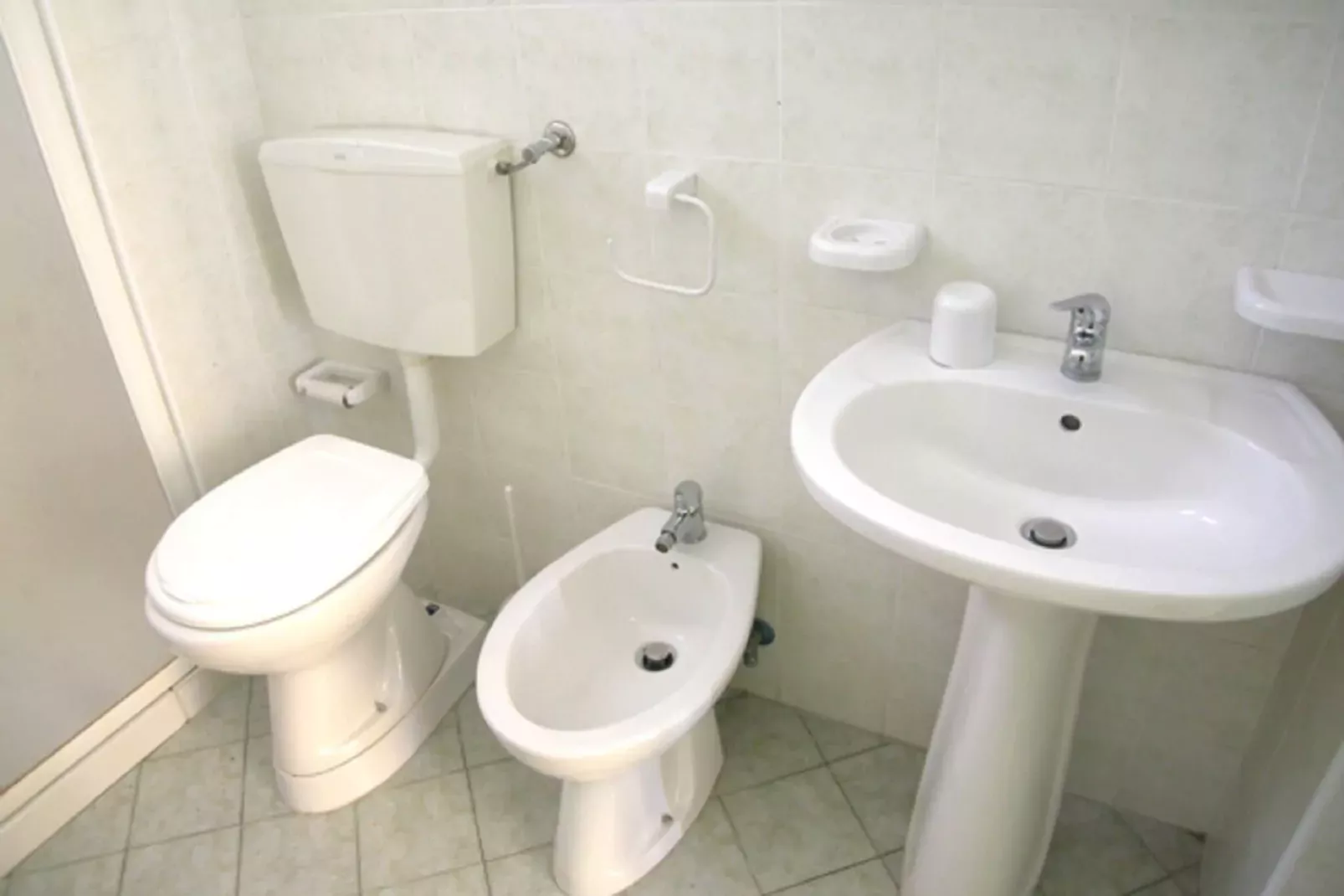 Ceseta 8-Bathroom