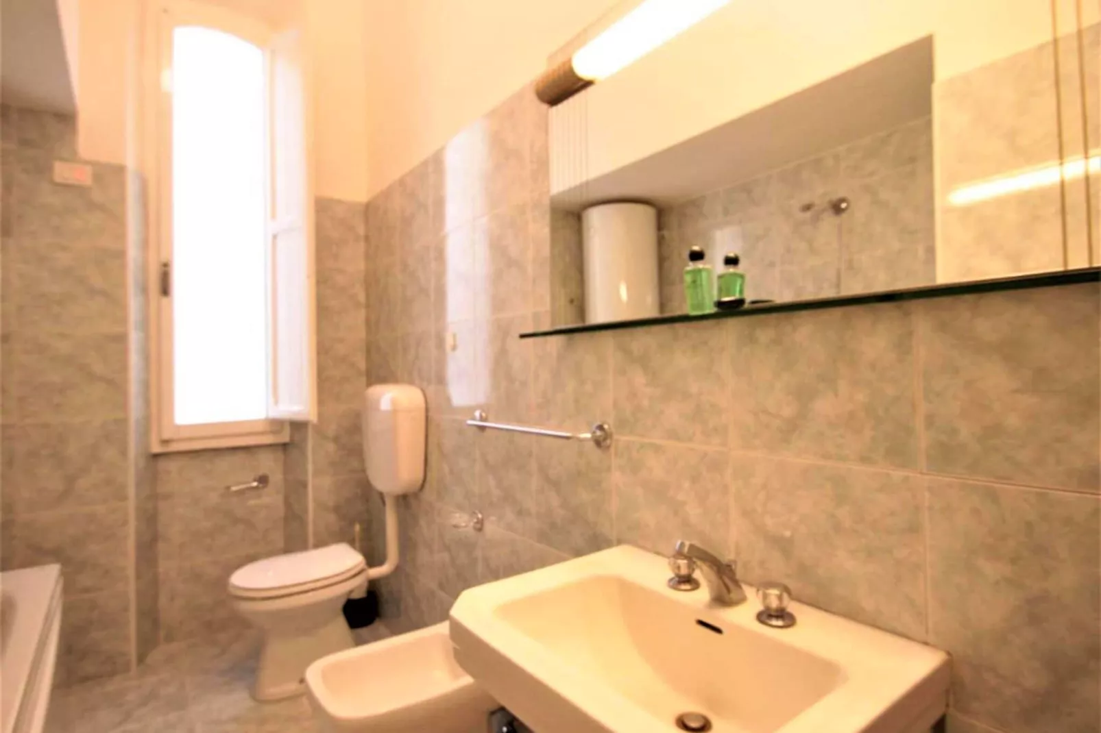 Cattolica Trilo-Bathroom