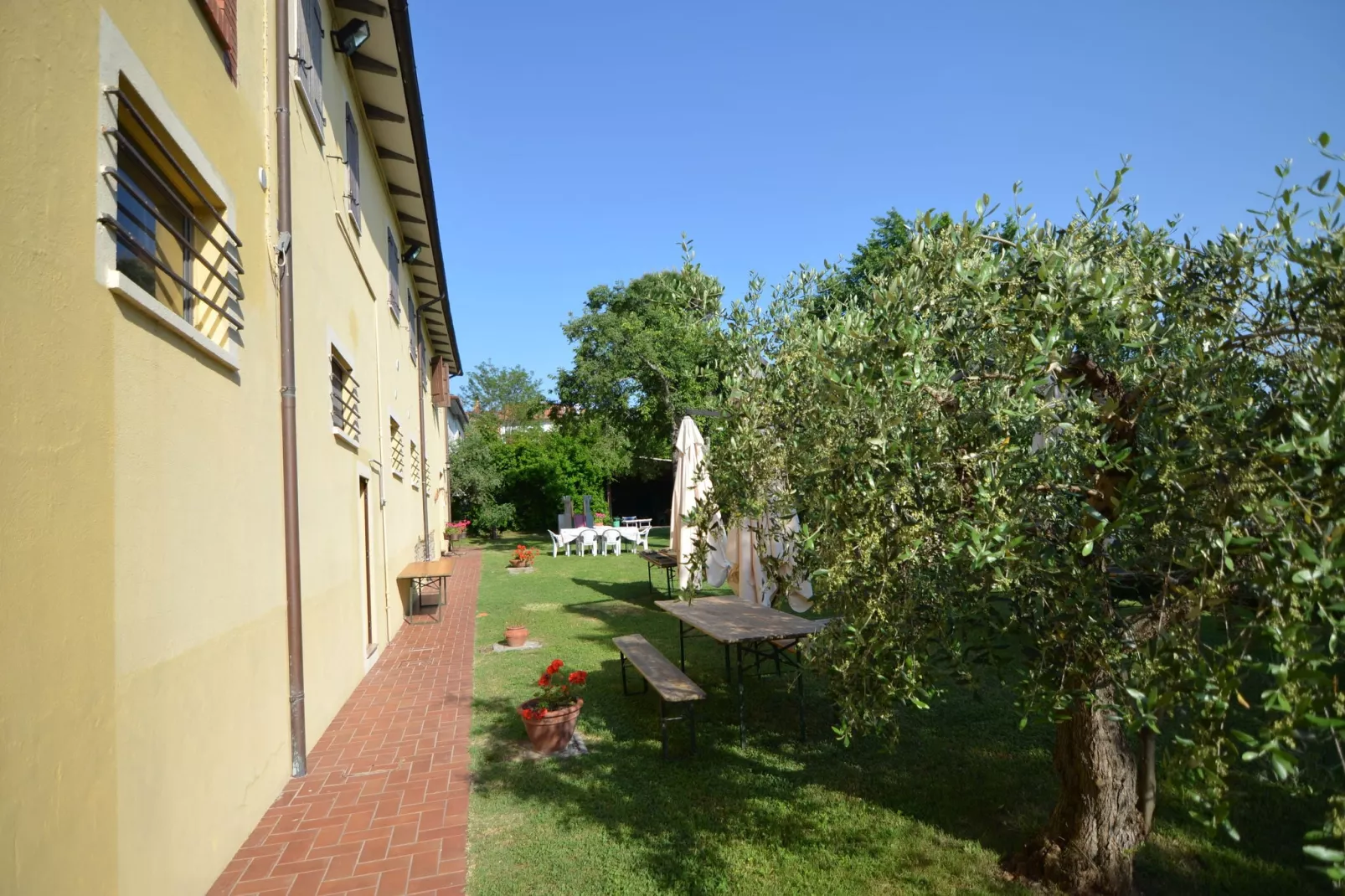 Casa Uva-Gardens summer