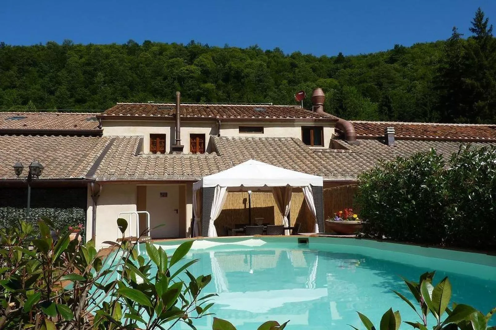 Insieme in Panche-Exterior summer
