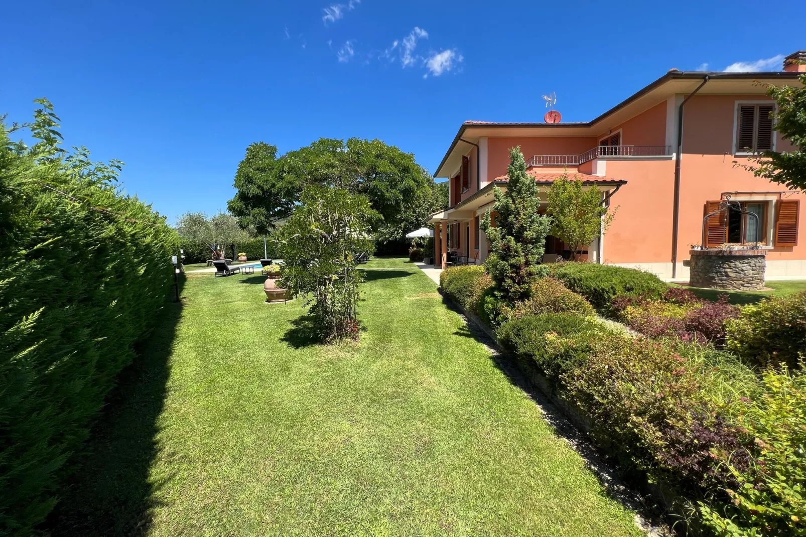 Villa a Loro Ciuffenna-Gardens summer