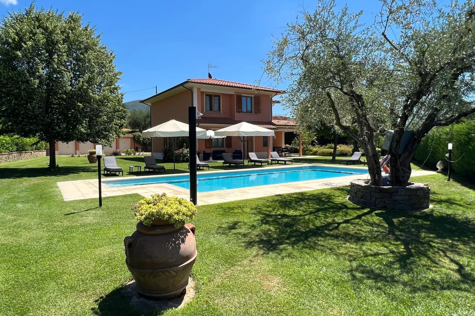Otto a Loro Ciuffenna-Pool