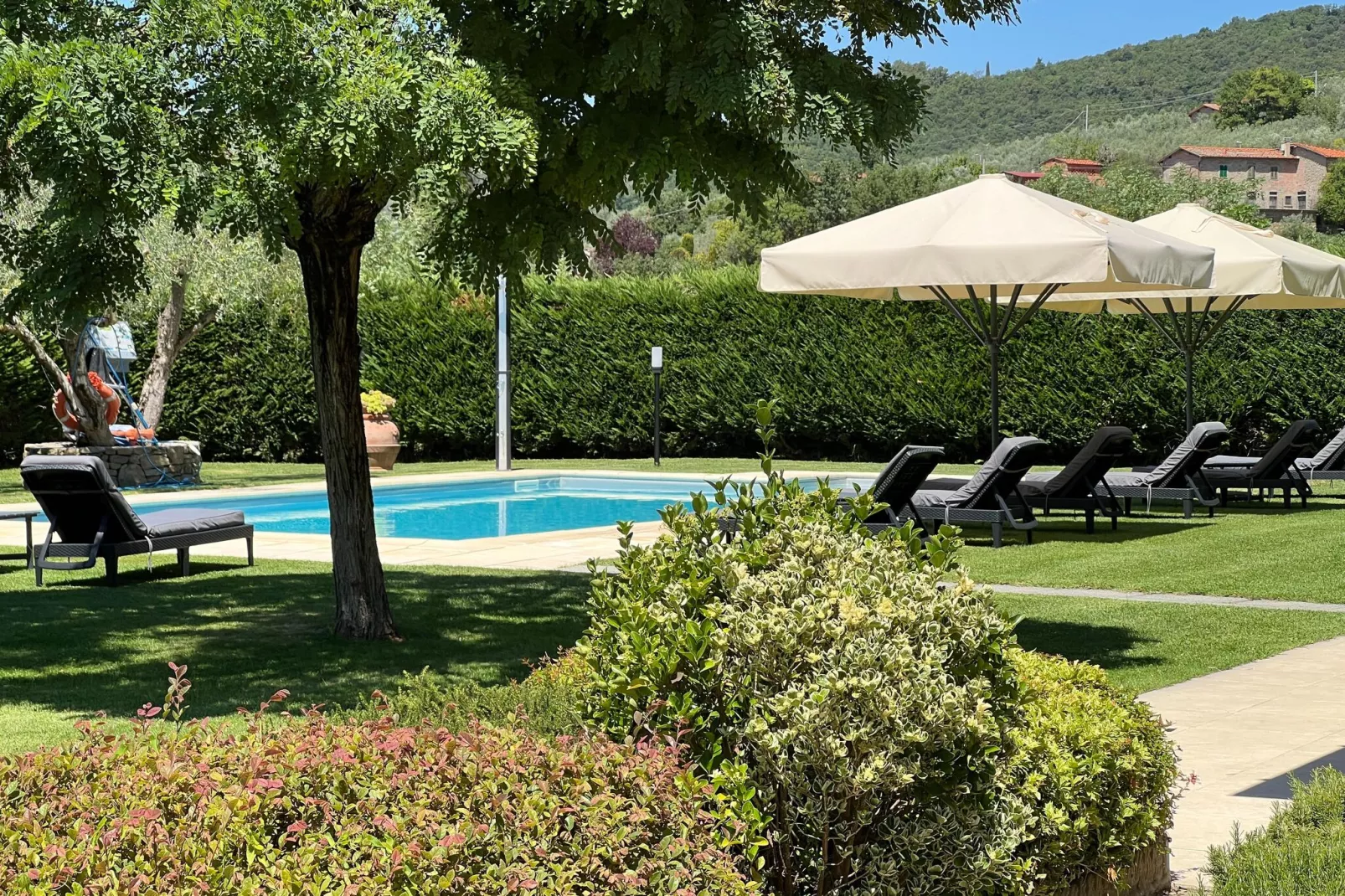 Otto a Loro Ciuffenna-Pool