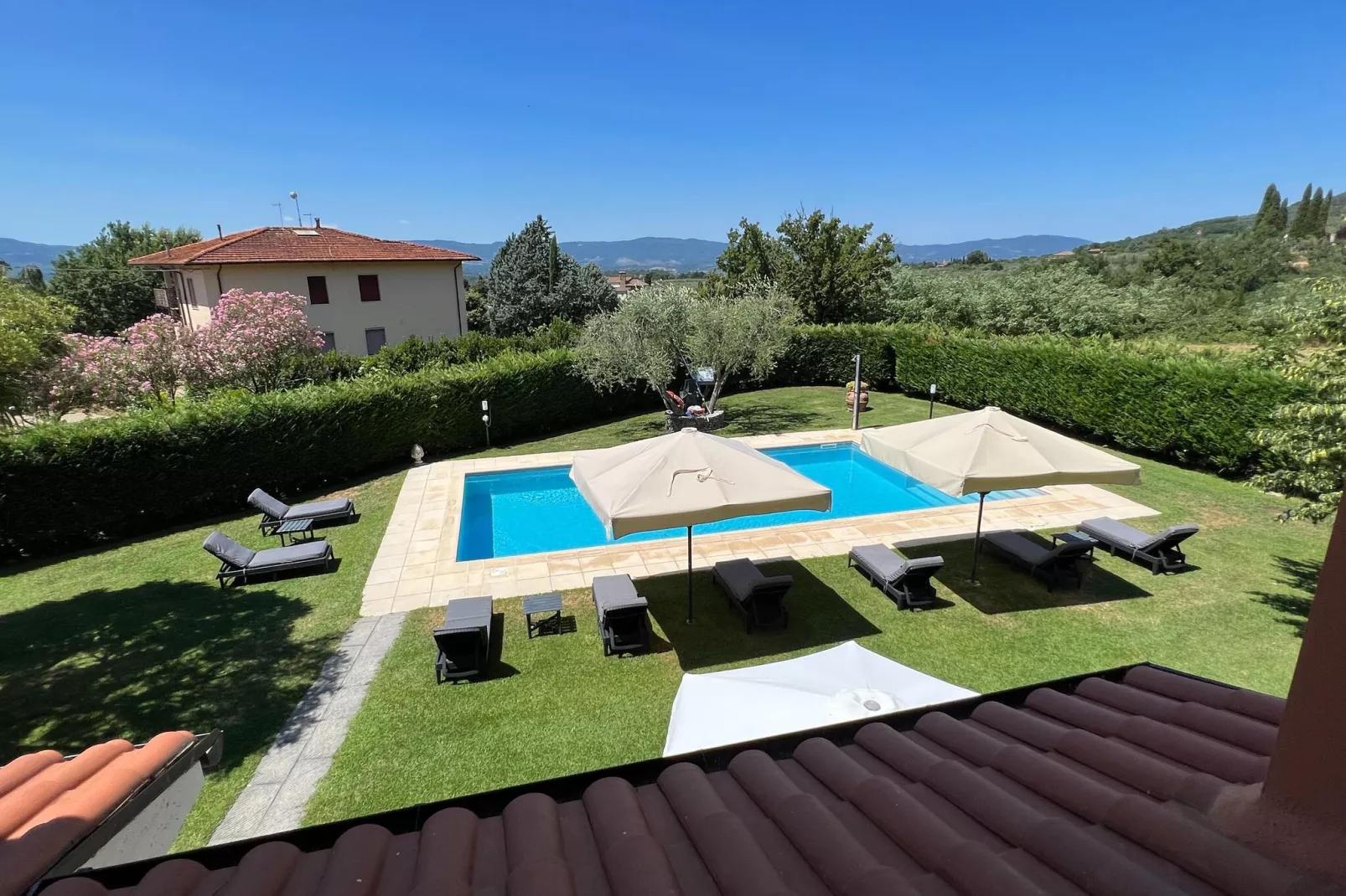 Otto a Loro Ciuffenna-Pool