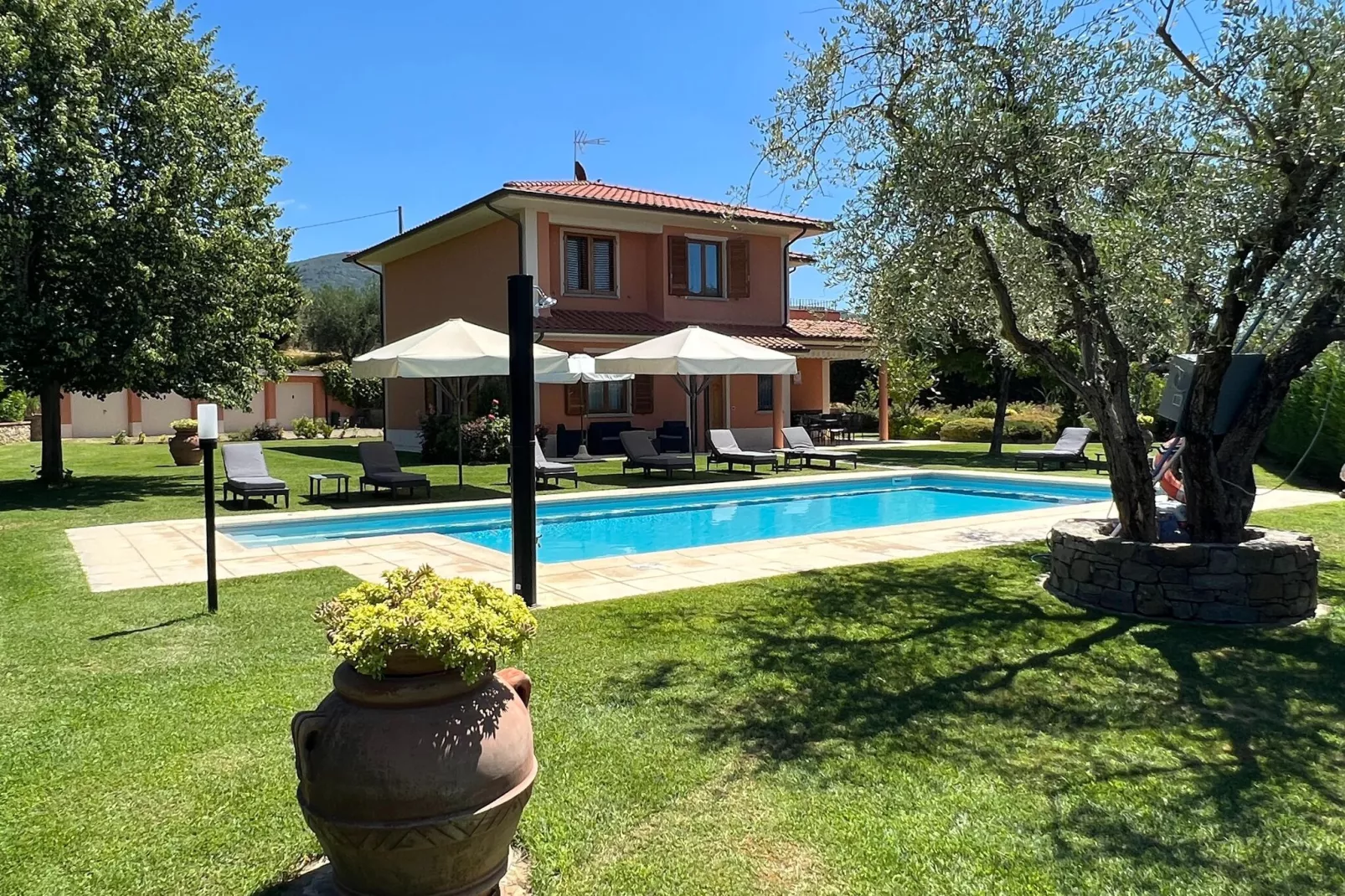 Otto a Loro Ciuffenna-Pool