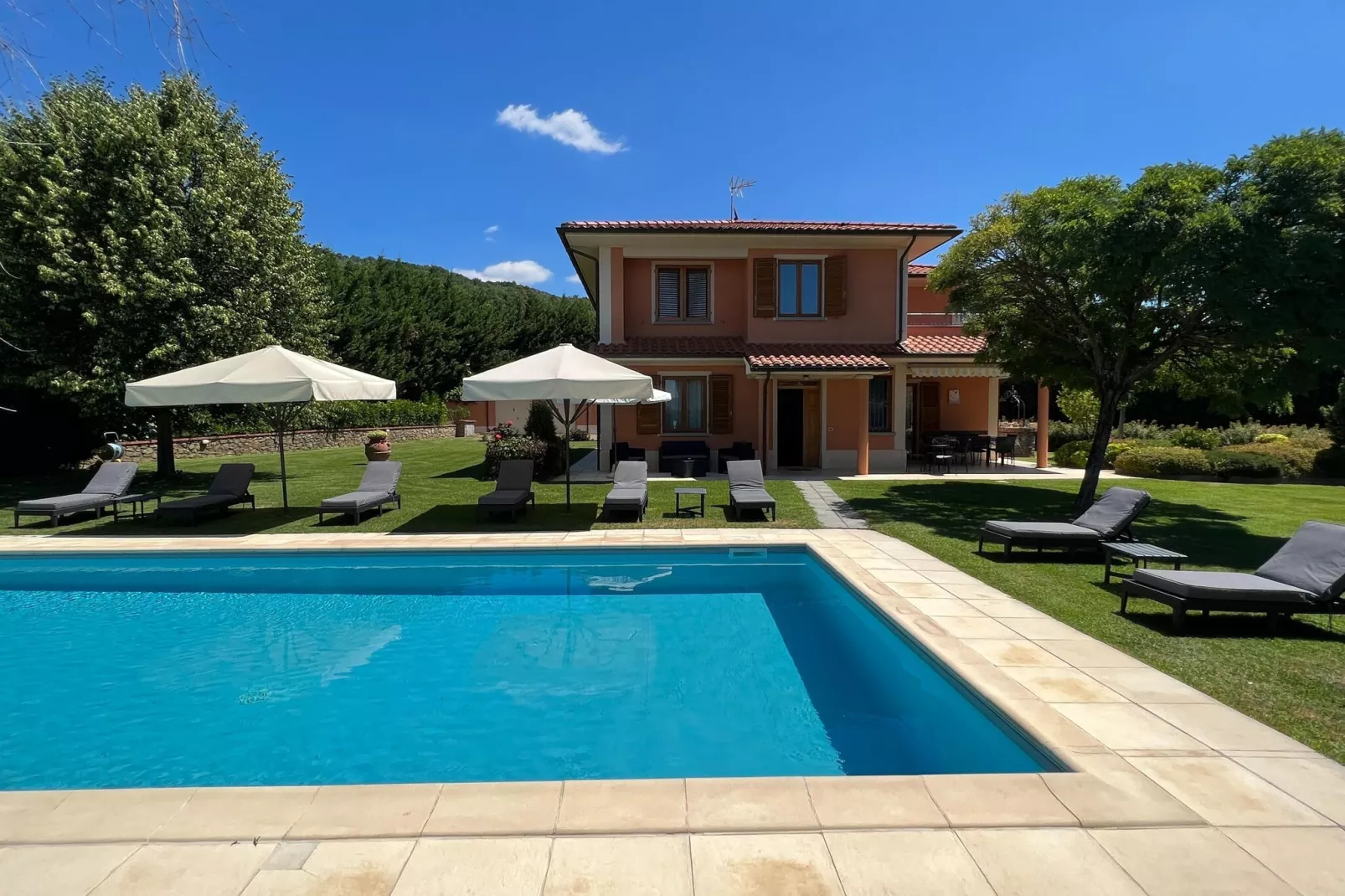 Otto a Loro Ciuffenna-Pool