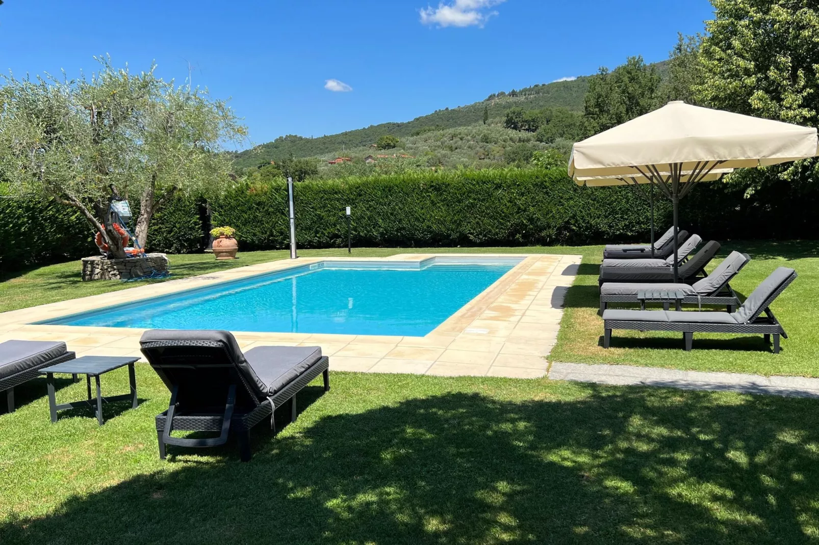 Otto a Loro Ciuffenna-Pool