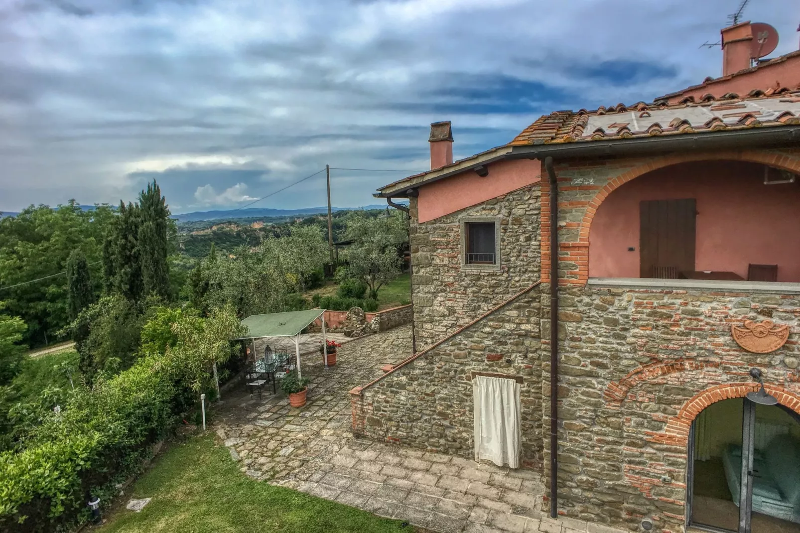 Le Balze-Exterior summer