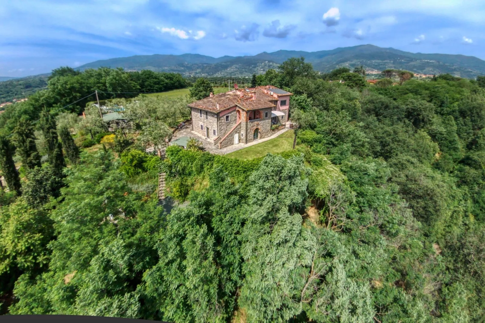 Le Balze-Exterior summer