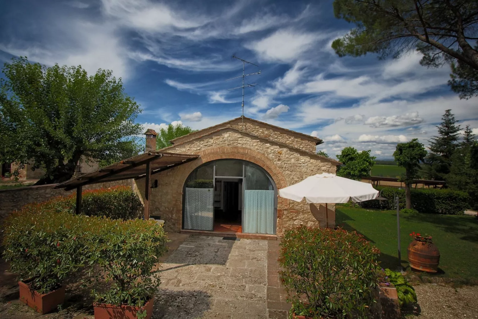 Fienile-Exterior in summer