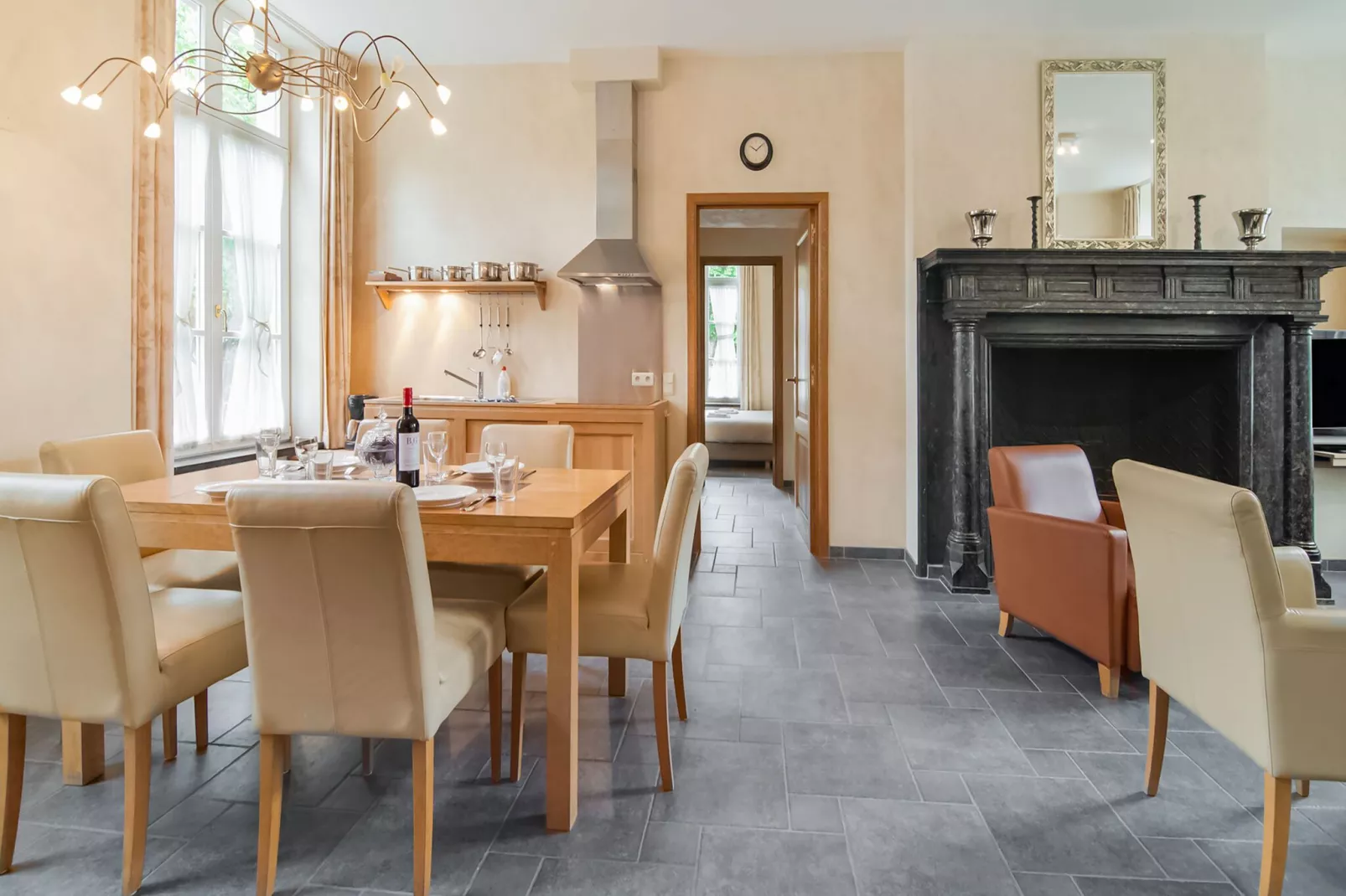 Appartement voor zes Domain Château Dieupart-Dining room