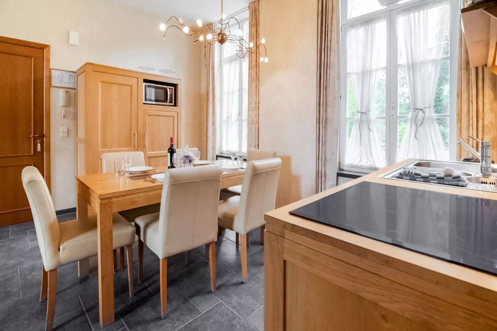Appartement voor zes Domain Château Dieupart-Dining room