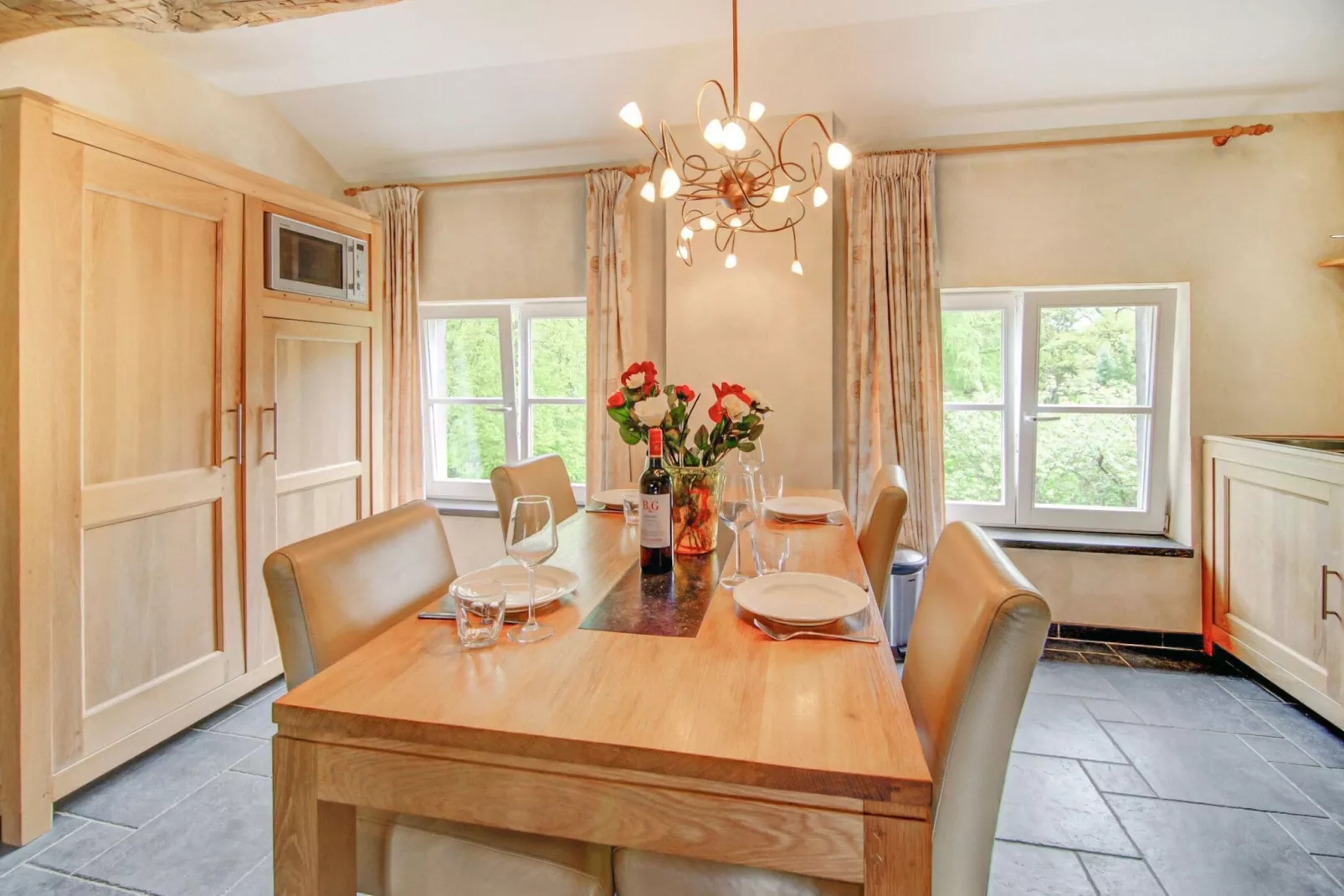 Appartement voor zes Domaine Château Dieupart-Salle à manger