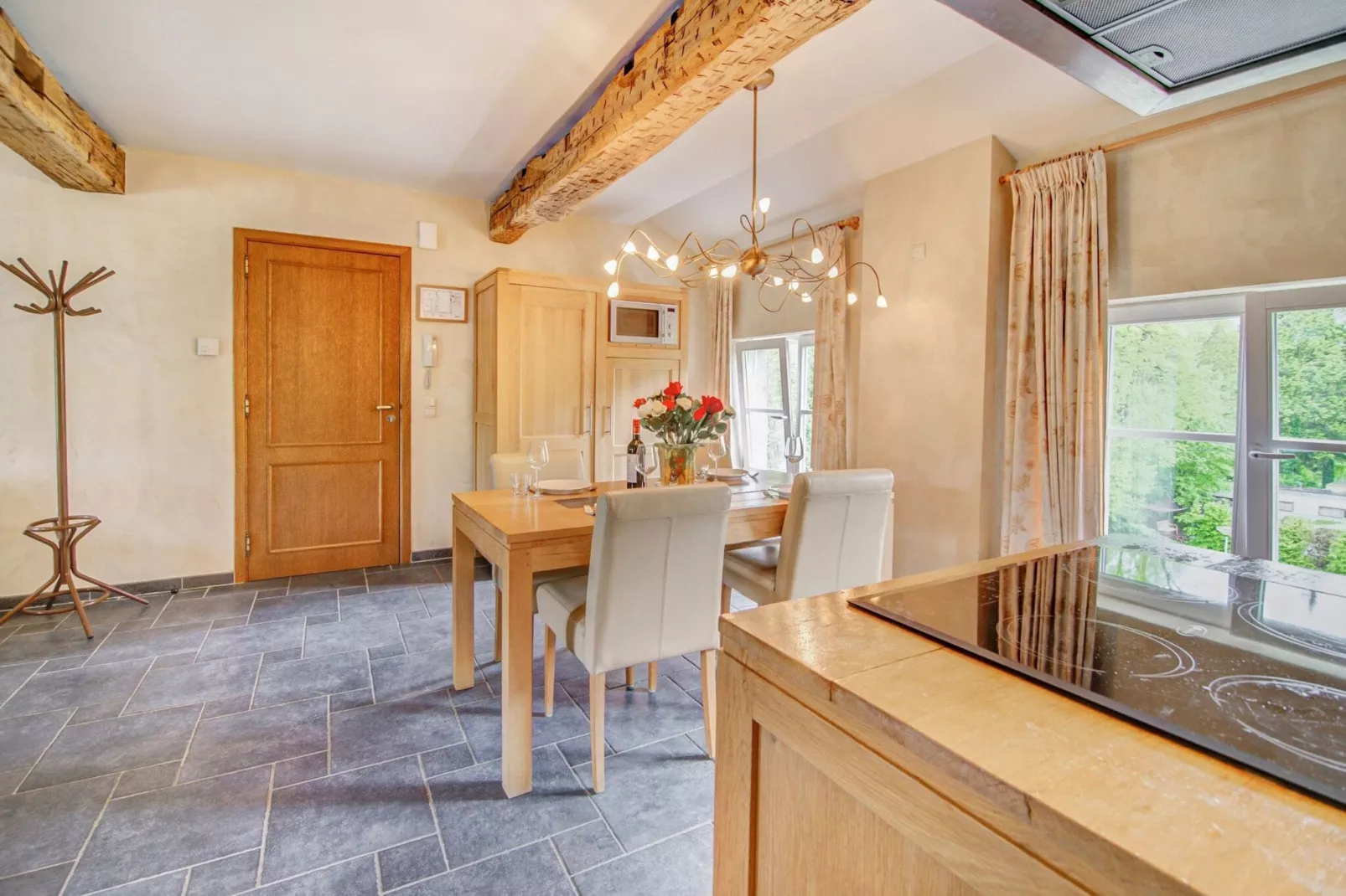 Appartement voor zes Domaine Château Dieupart-Salle à manger