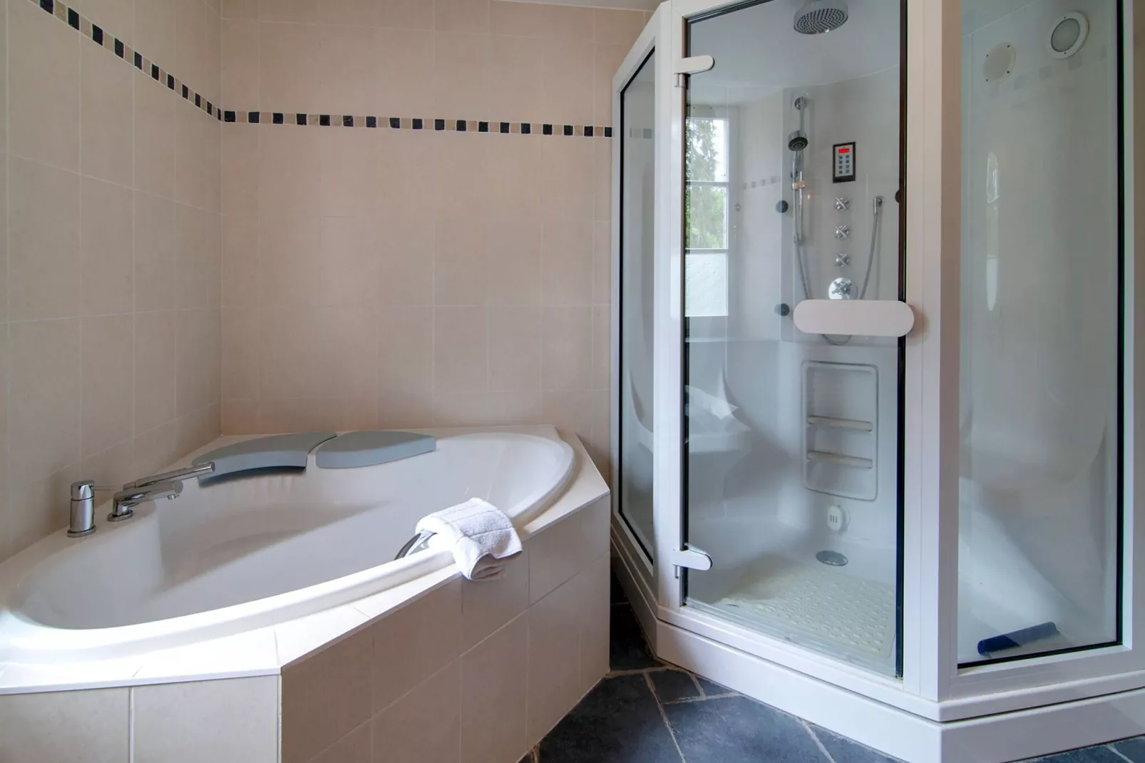 Torenwoning voor acht Domaine Château Dieupart-Salle de bain