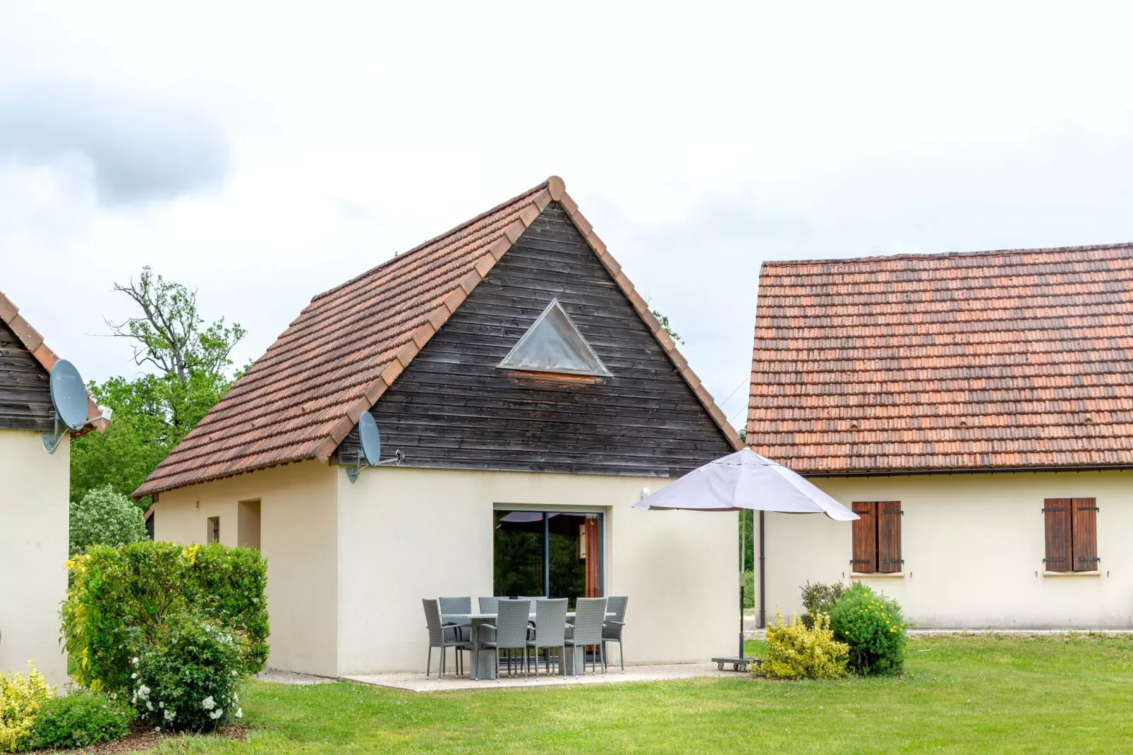 Le Lac Bleu-Exterior summer