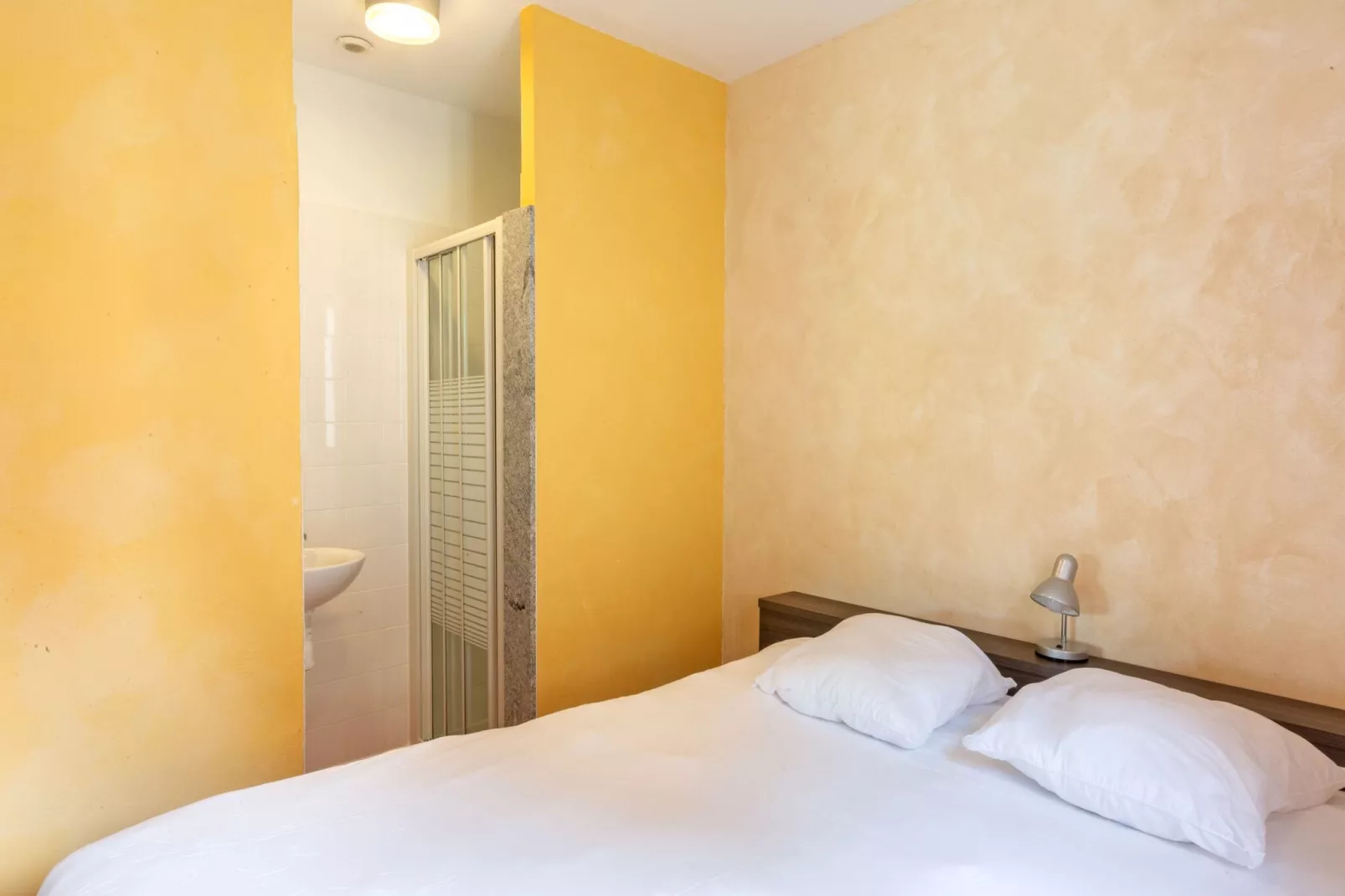 Le Lac Bleu-Bedroom