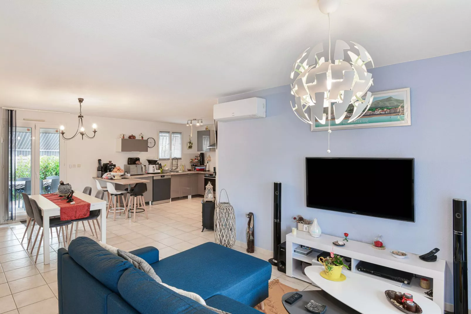 Chambre zen chez l'habitant avec piscine-Living room