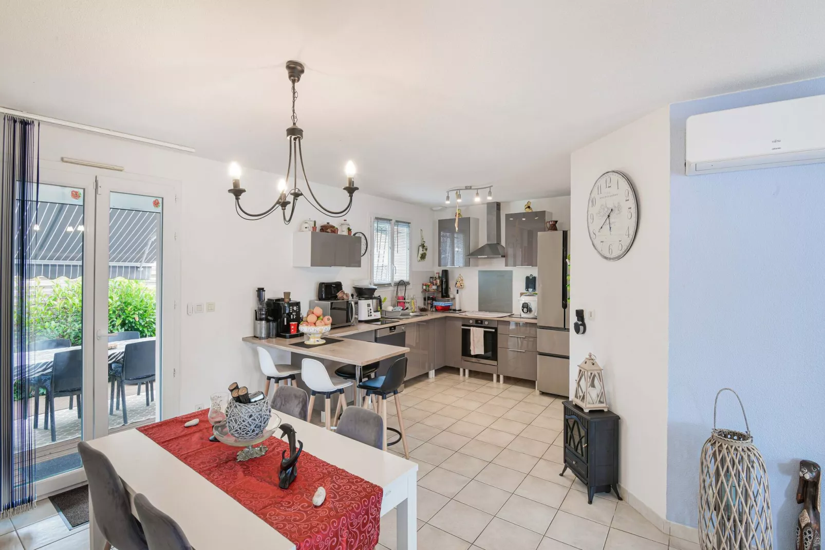 Chambre zen chez l'habitant avec piscine-Dining room