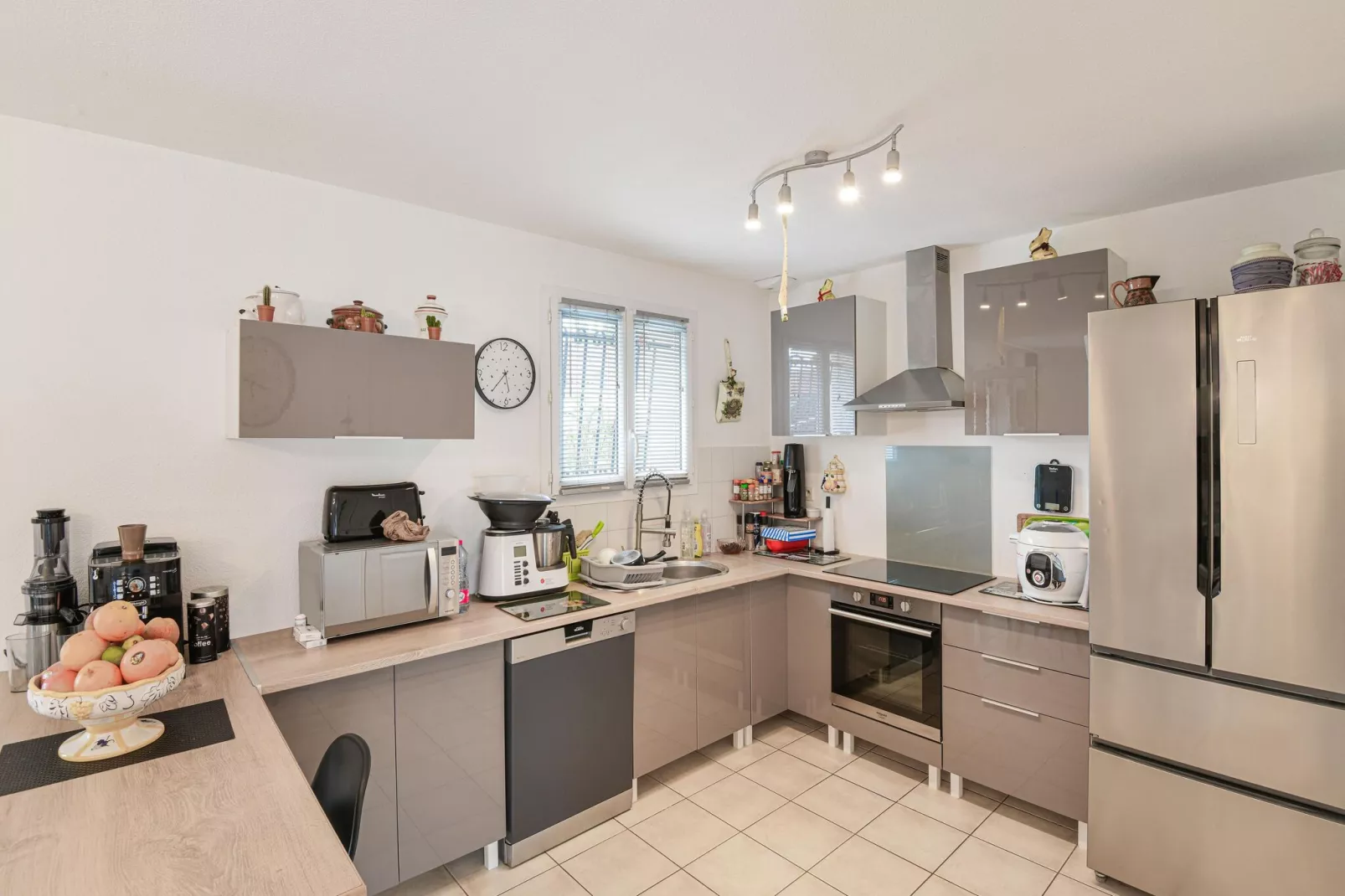 Chambre zen chez l'habitant avec piscine-Kitchen