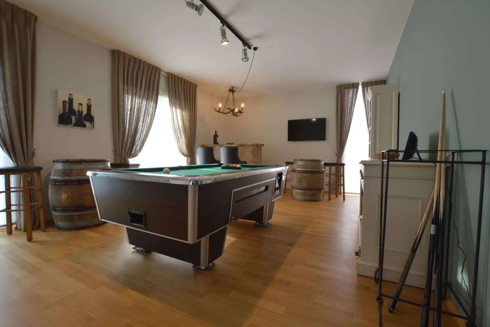 Rod Hus-Recreation room