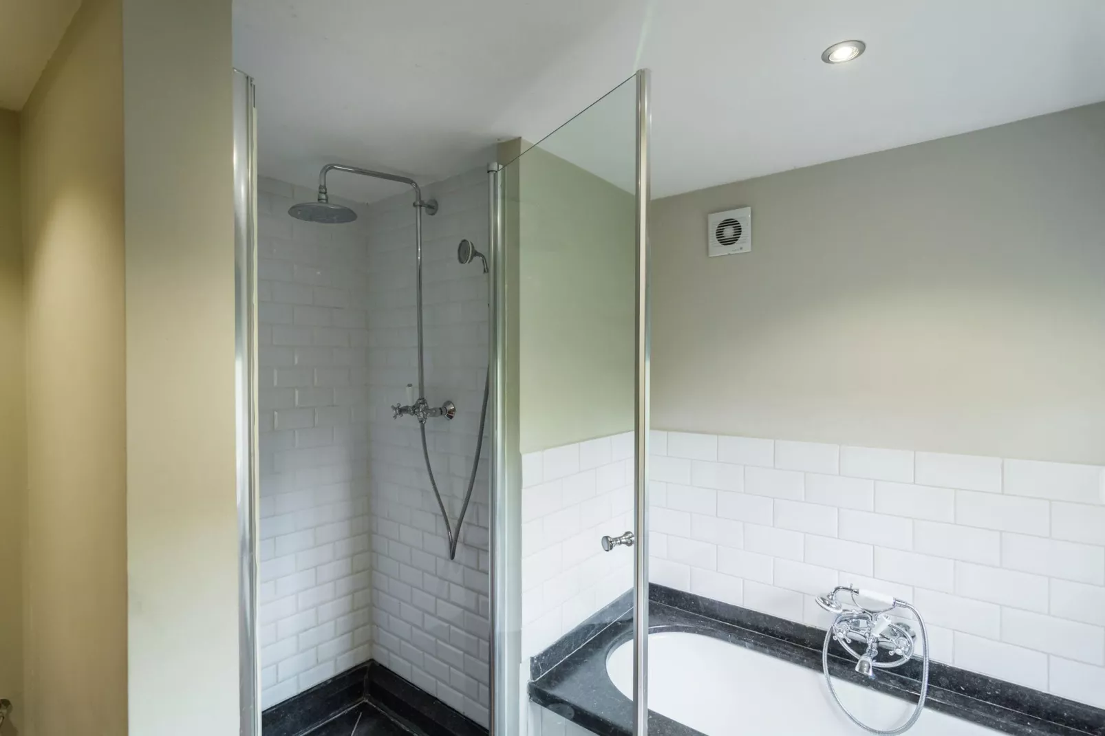 Au Milieu De Nulle Part-Bathroom
