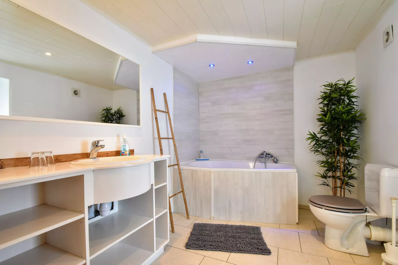 La Maison à la Piscine-Bathroom