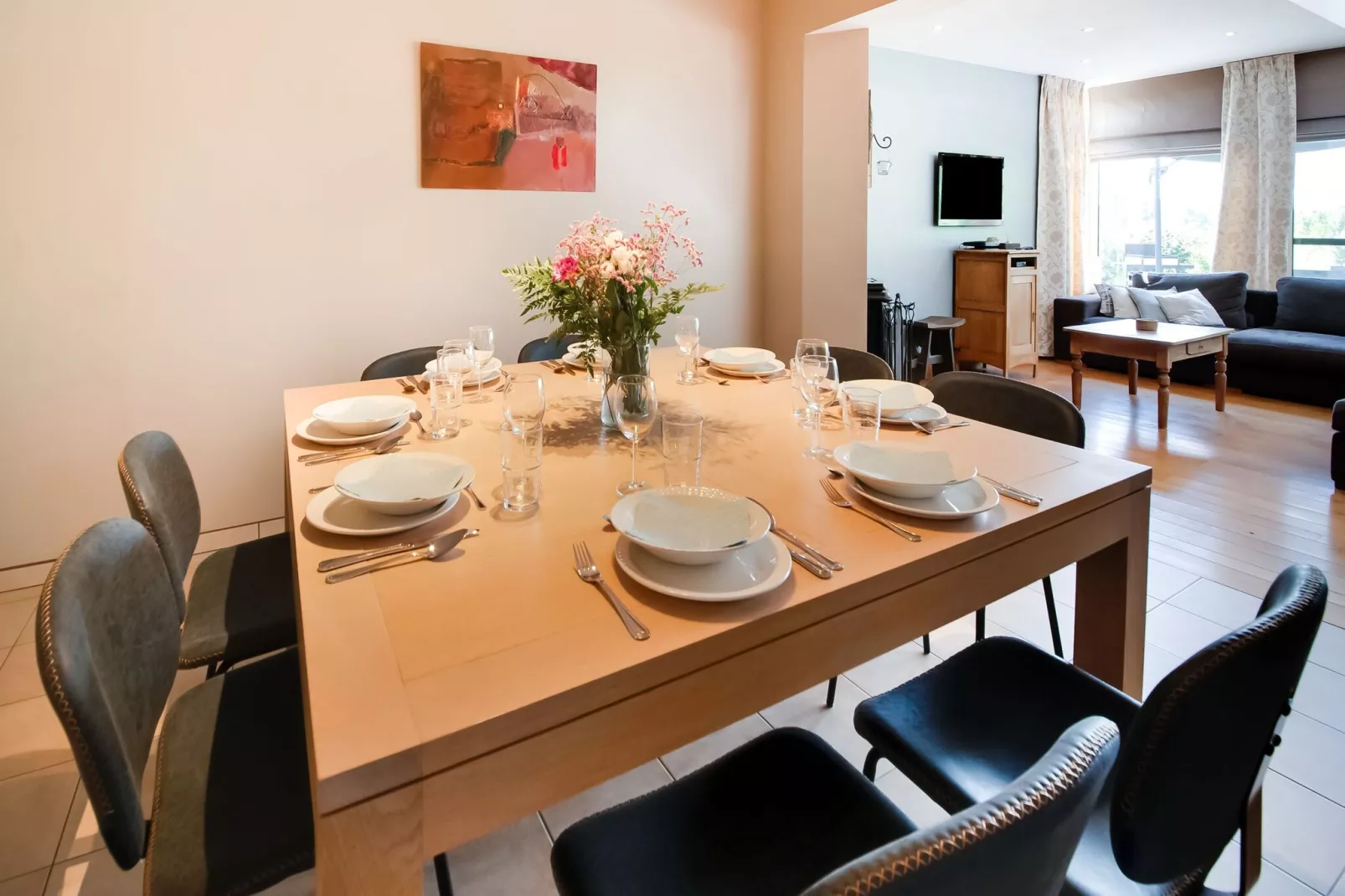 Le MH 13-Dining room